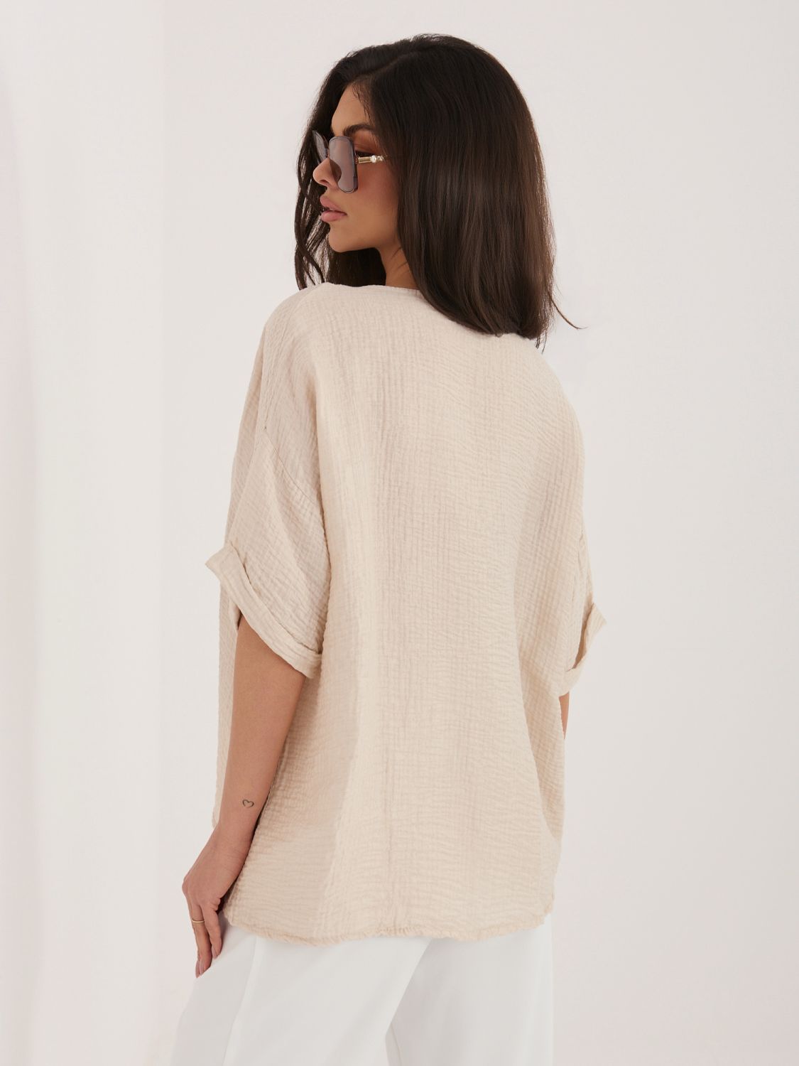 Beigefarbene Bluse mit V-Ausschnitt und strukturierter Oberfläche