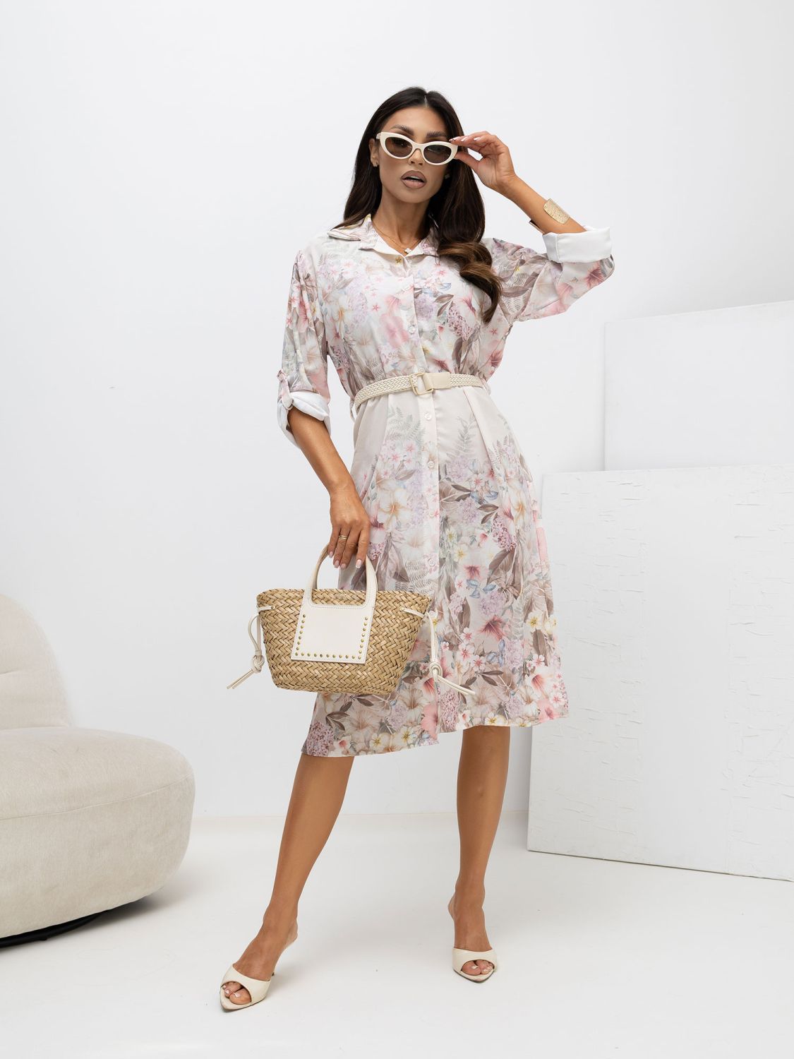 Beiges ausgestelltes Kleid mit Blumenmuster