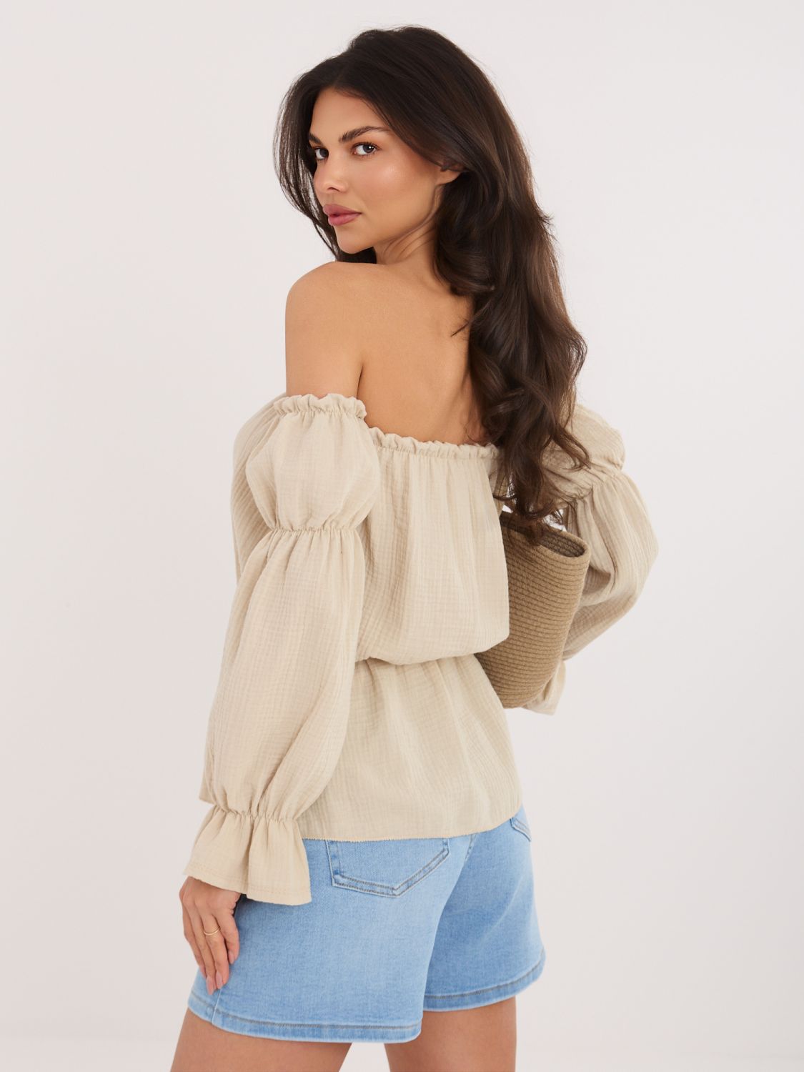 Beigefarbene Bluse mit Carmen-Ausschnitt