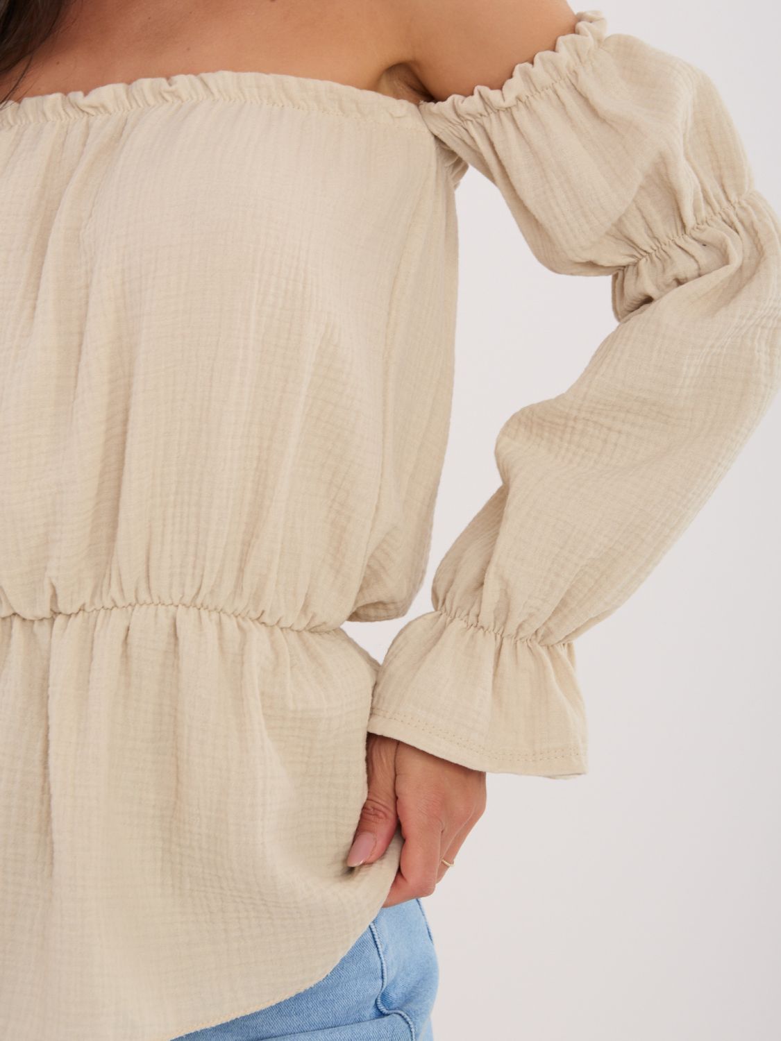 Beigefarbene Bluse mit Carmen-Ausschnitt