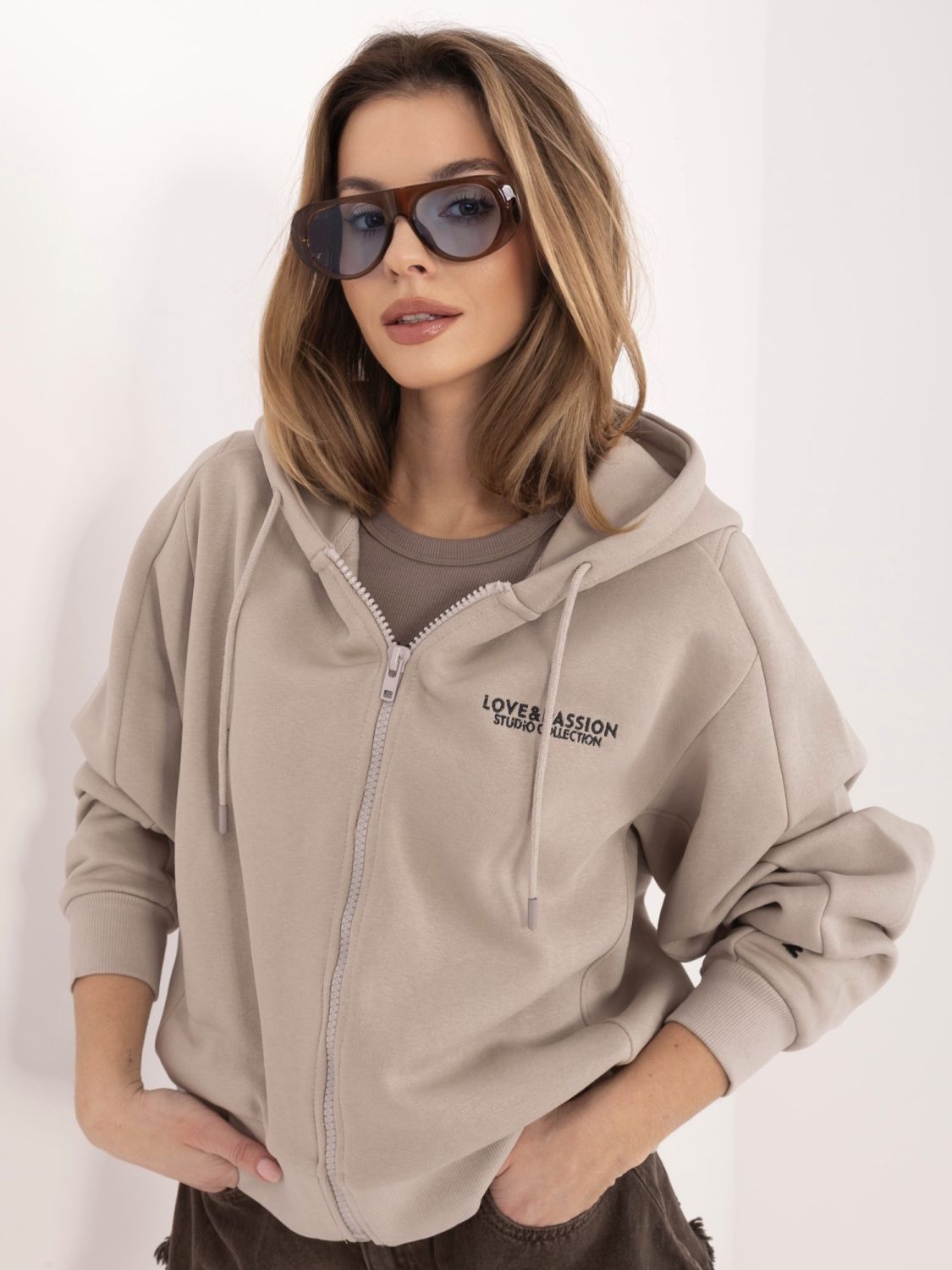 Beige kurze Kapuzen-Sweatjacke mit Reißverschluss