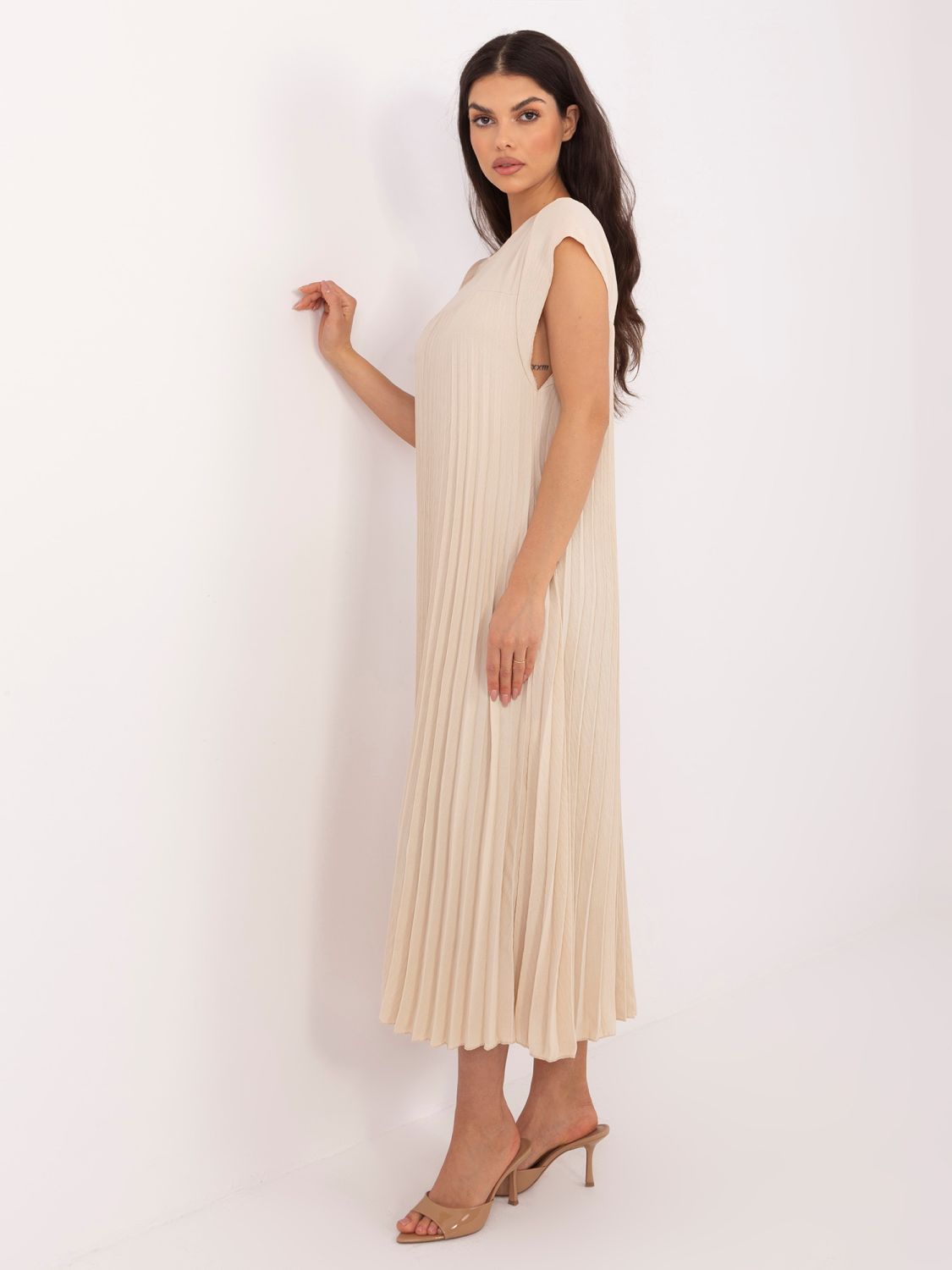 Beiges Midi-Cocktailkleid mit Taschen