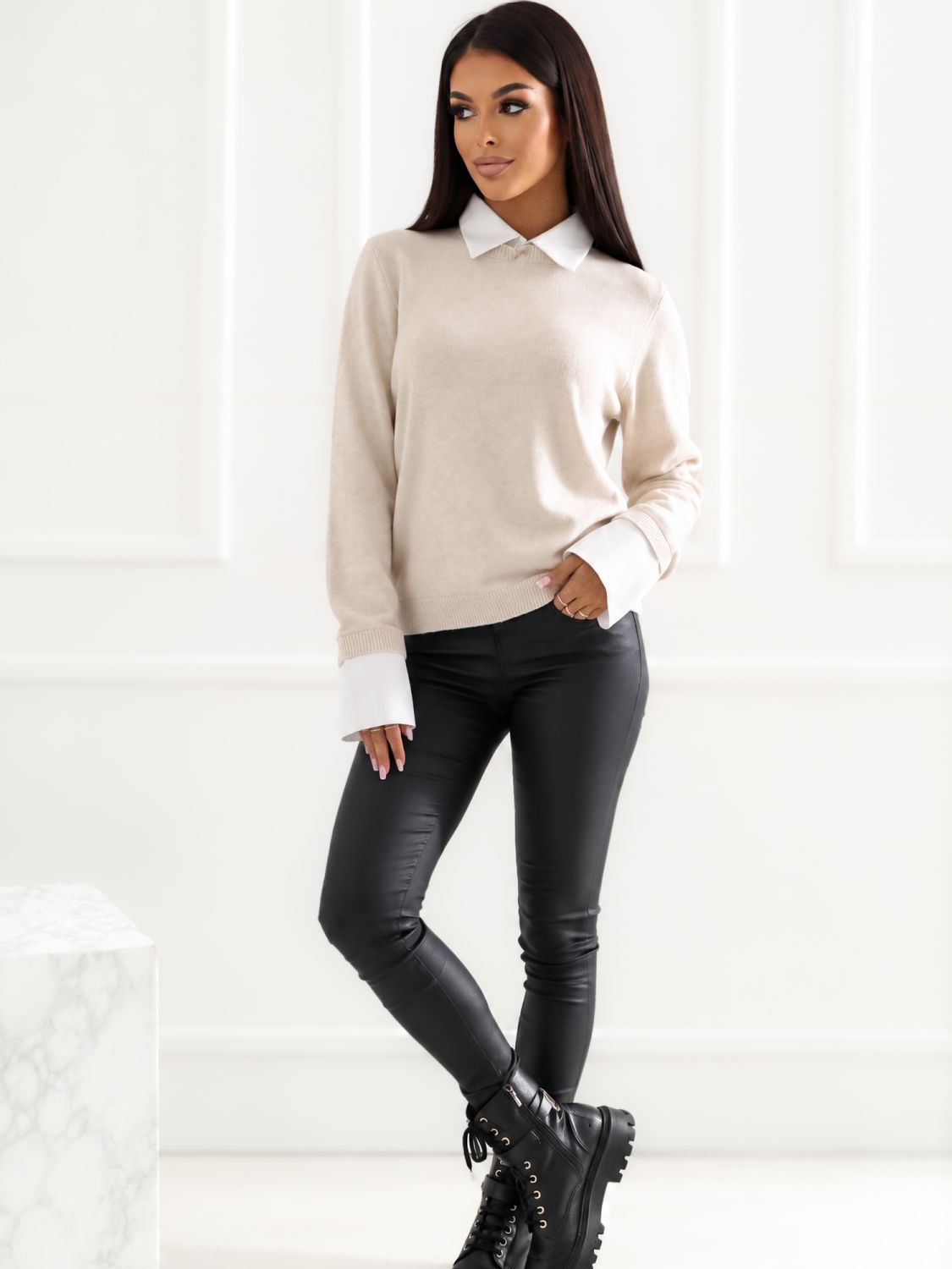 Beiger eleganter Pullover mit Kragen