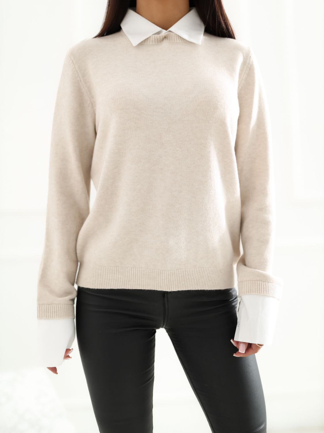 Beiger eleganter Pullover mit Kragen