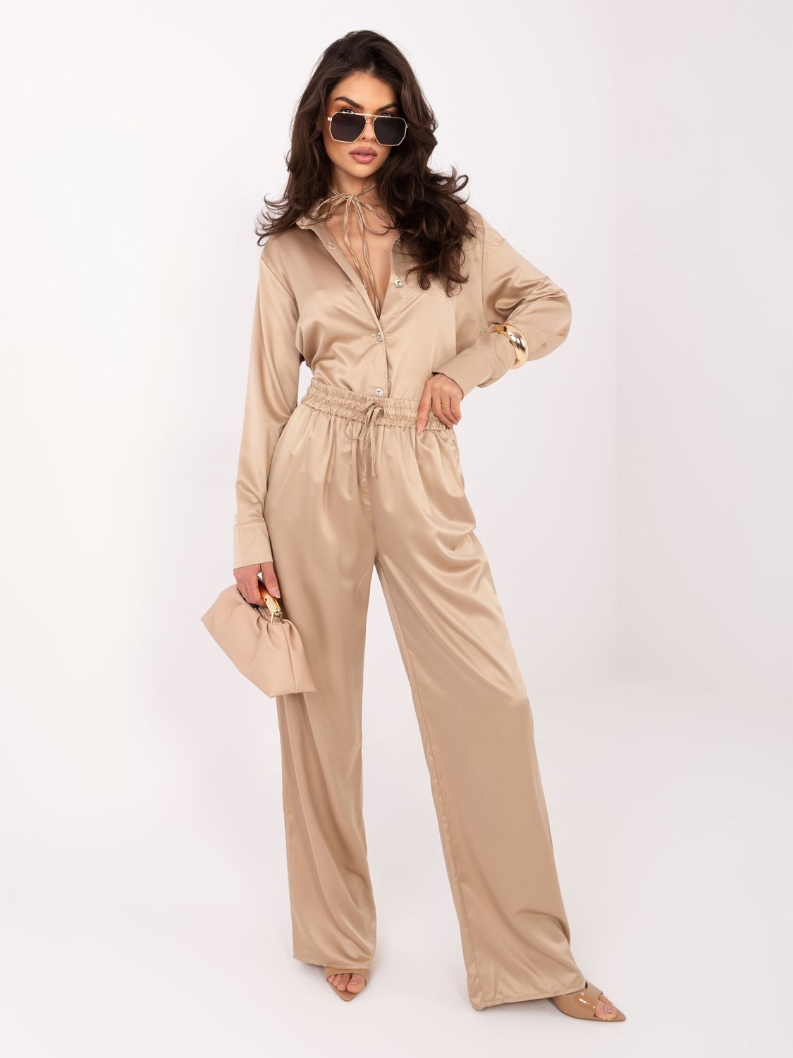 Beiges Set aus Hemd und Hose mit Gürtel