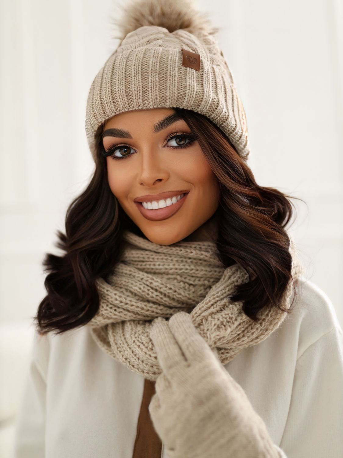 Beiges Winterset mit Bommel