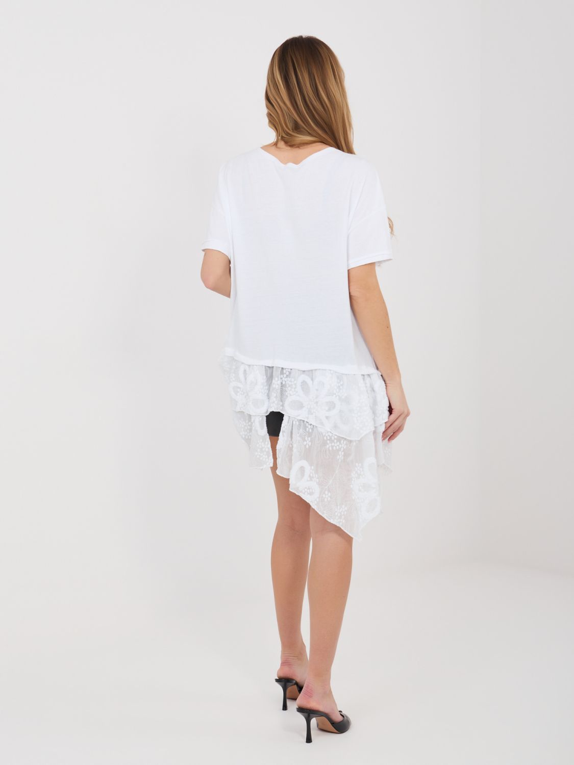 Weiße Baumwollbluse mit kurzen Ärmeln und Volant