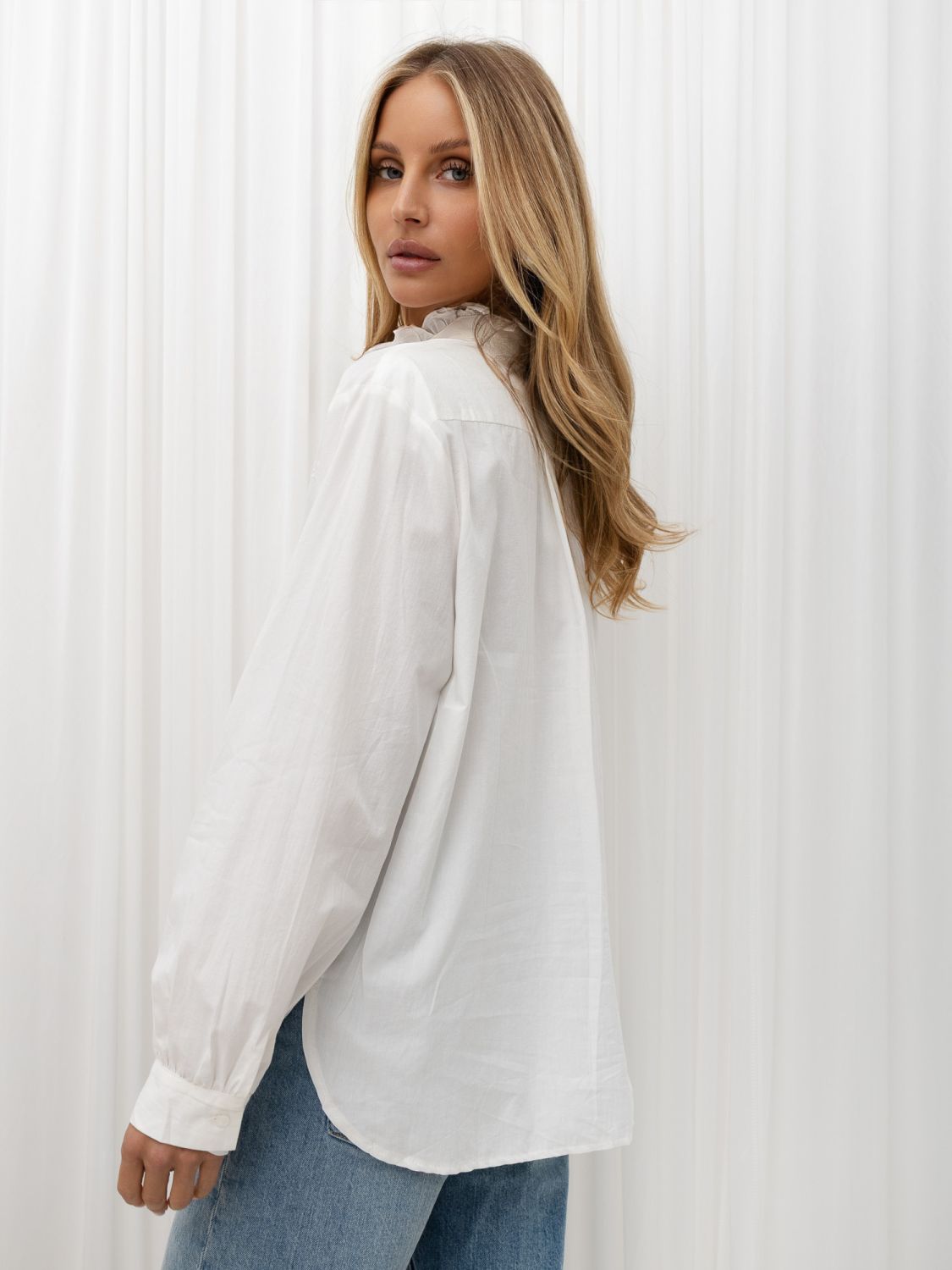 Weiße Baumwollbluse mit Spitze und Rüschen