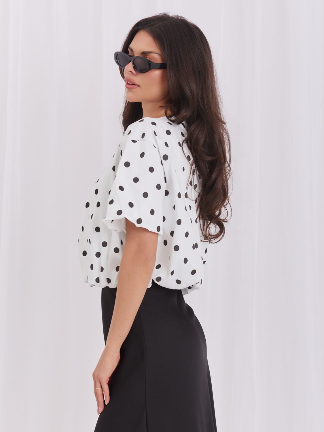 Weiße Bluse mit Punkten und kurzen Ärmeln