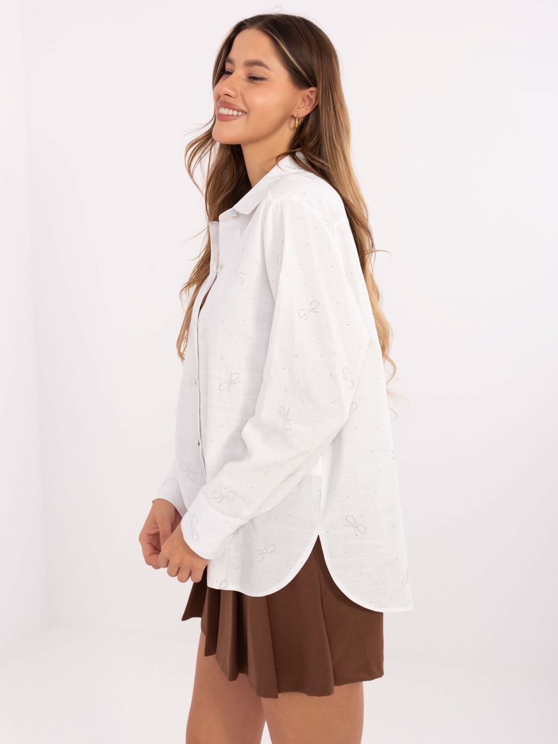 Elegantes weißes Hemd mit Applikation