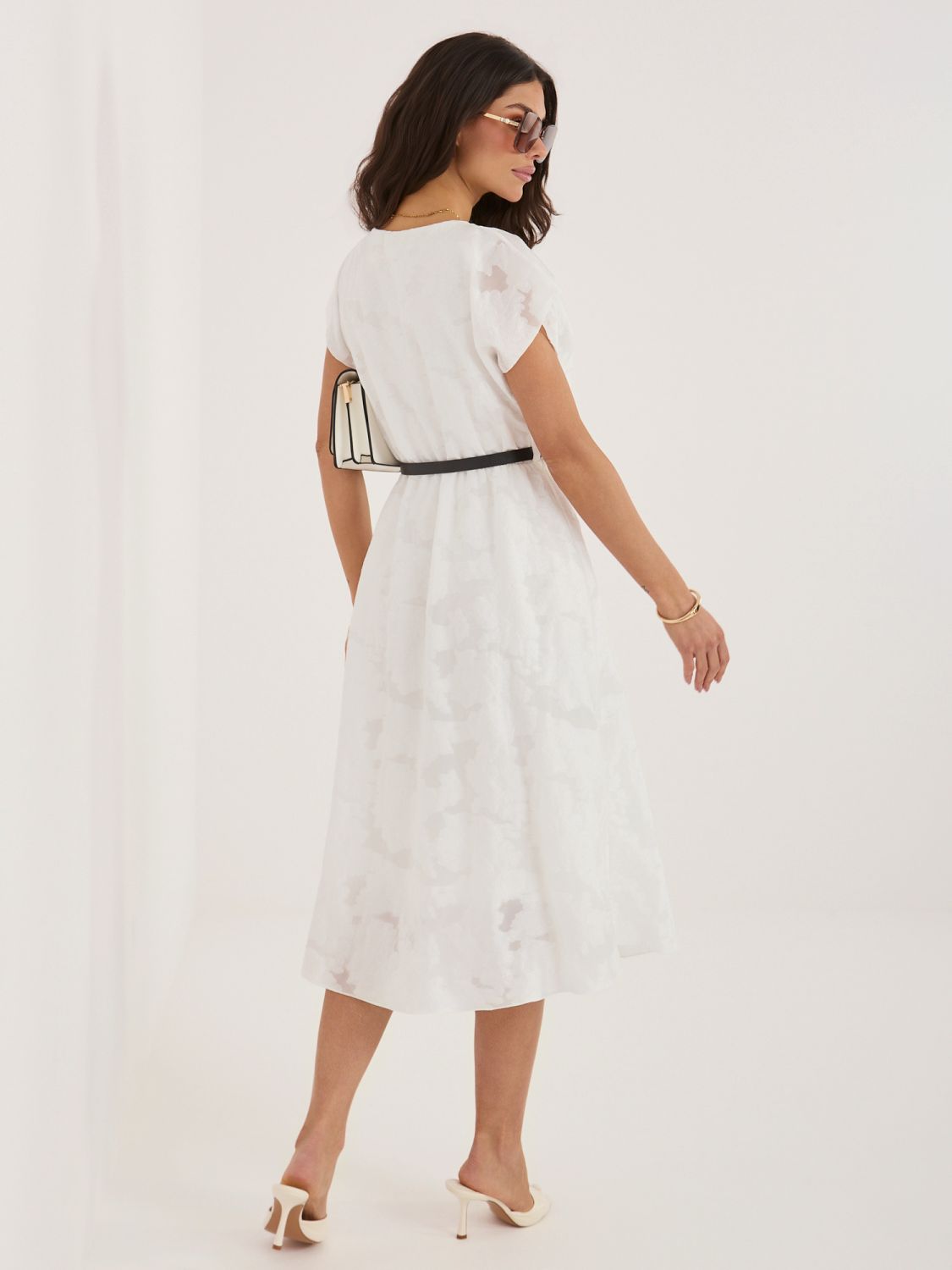 Elegantes weißes Midi-Kleid mit Gürtel