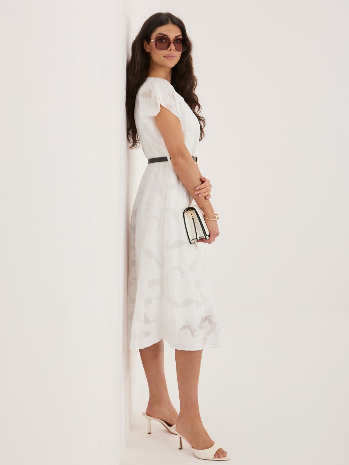 Elegantes weißes Midi-Kleid mit Gürtel