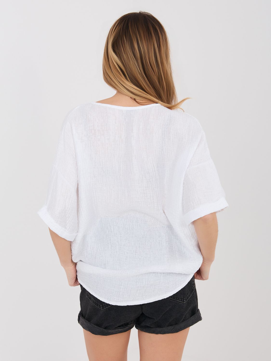 Weiße Bluse mit V-Ausschnitt und strukturierter Oberfläche