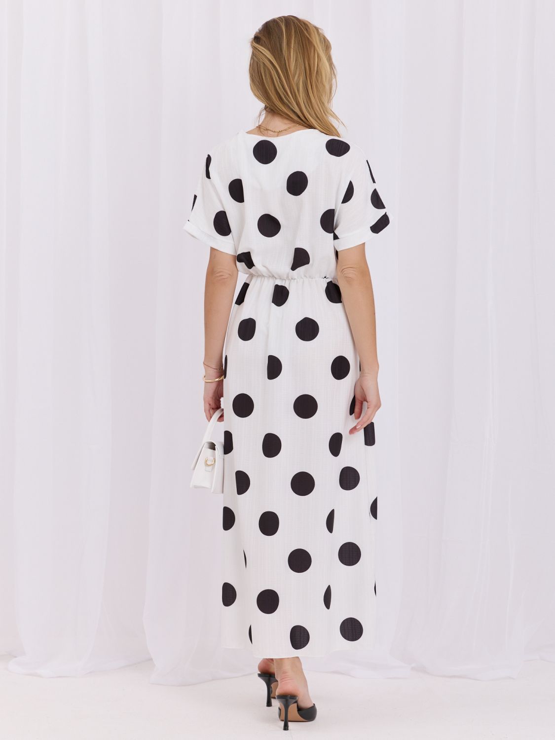 Weiß-schwarzes Midi-Kleid mit Punkten und Wickelausschnitt