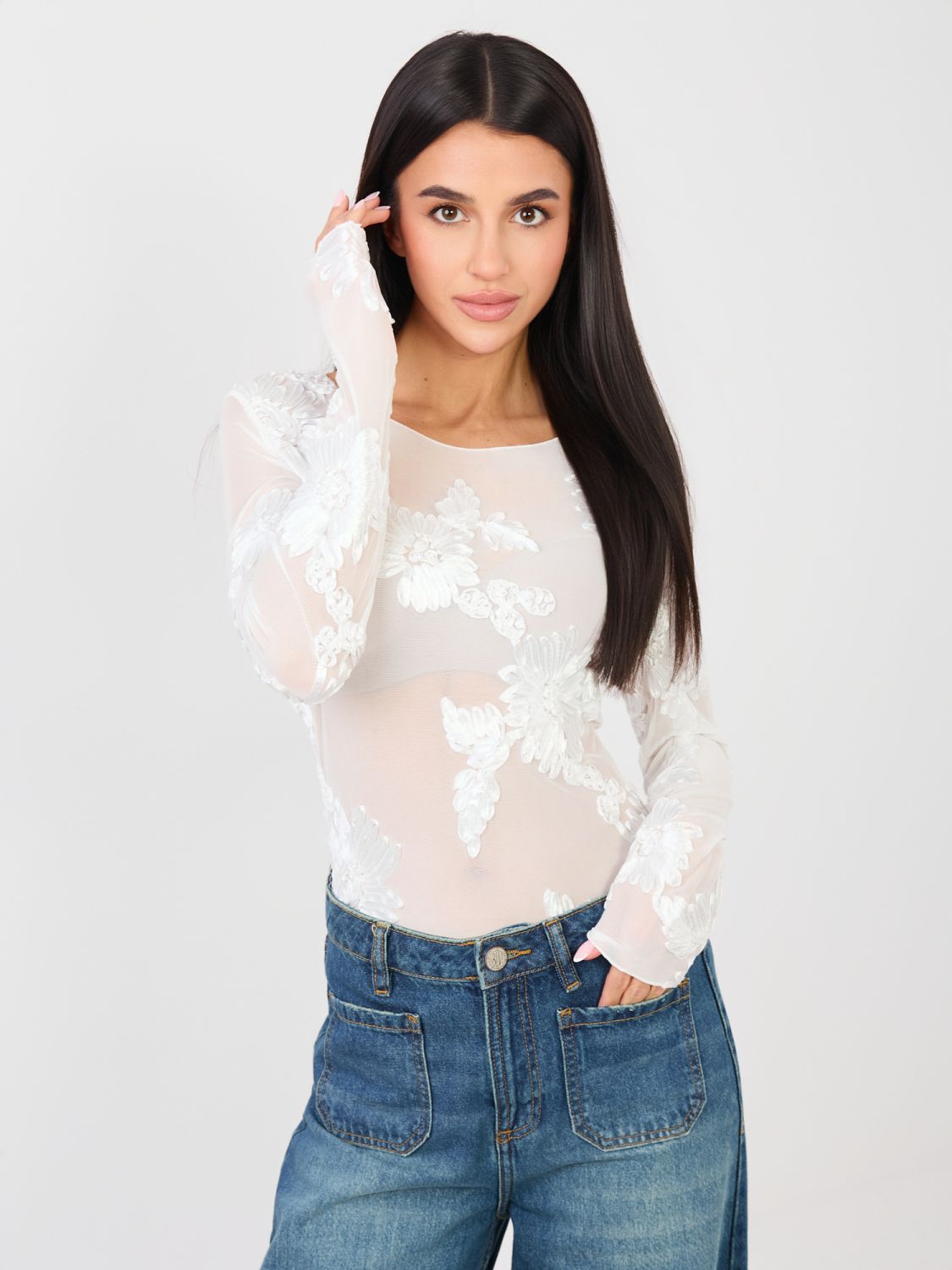 Elegante weiße Bluse mit Blumenapplikation und Stickerei