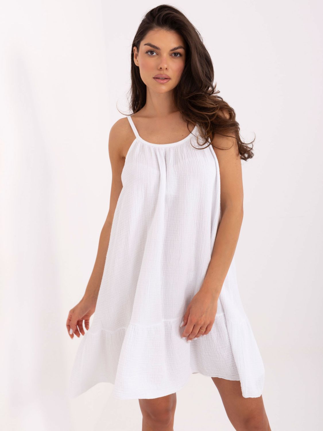 Weiße ausgestellte Kleid mit Rüsche