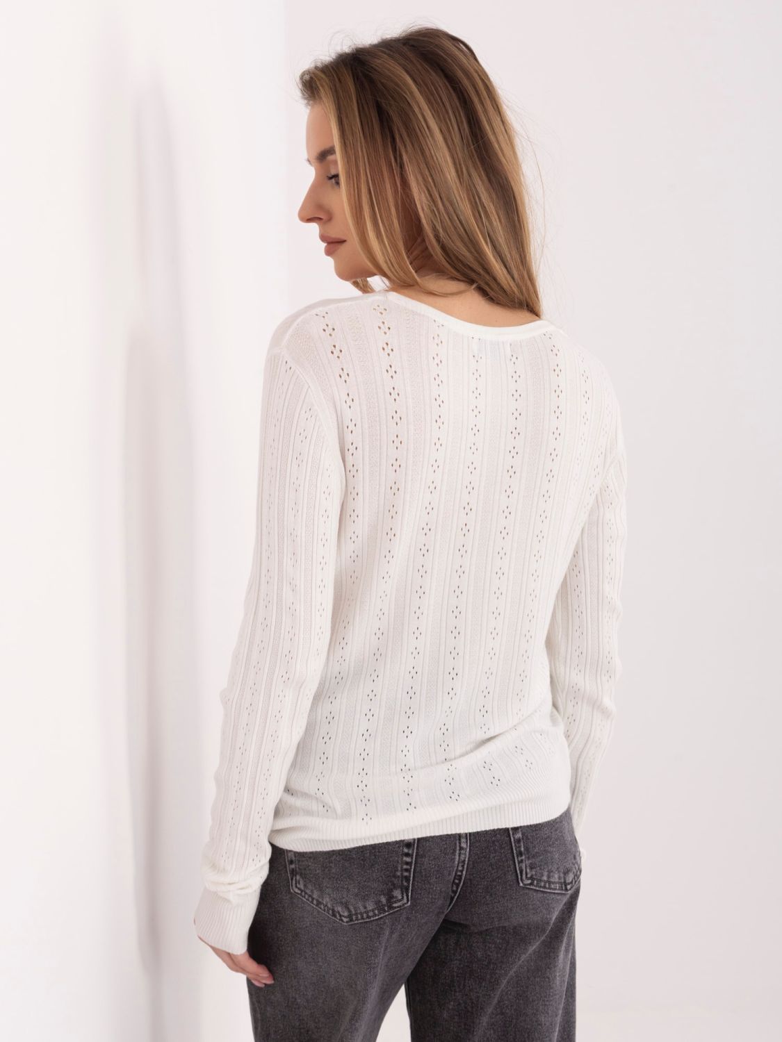 Weißer Ajour-Strickpullover mit V-Ausschnitt und Knöpfen