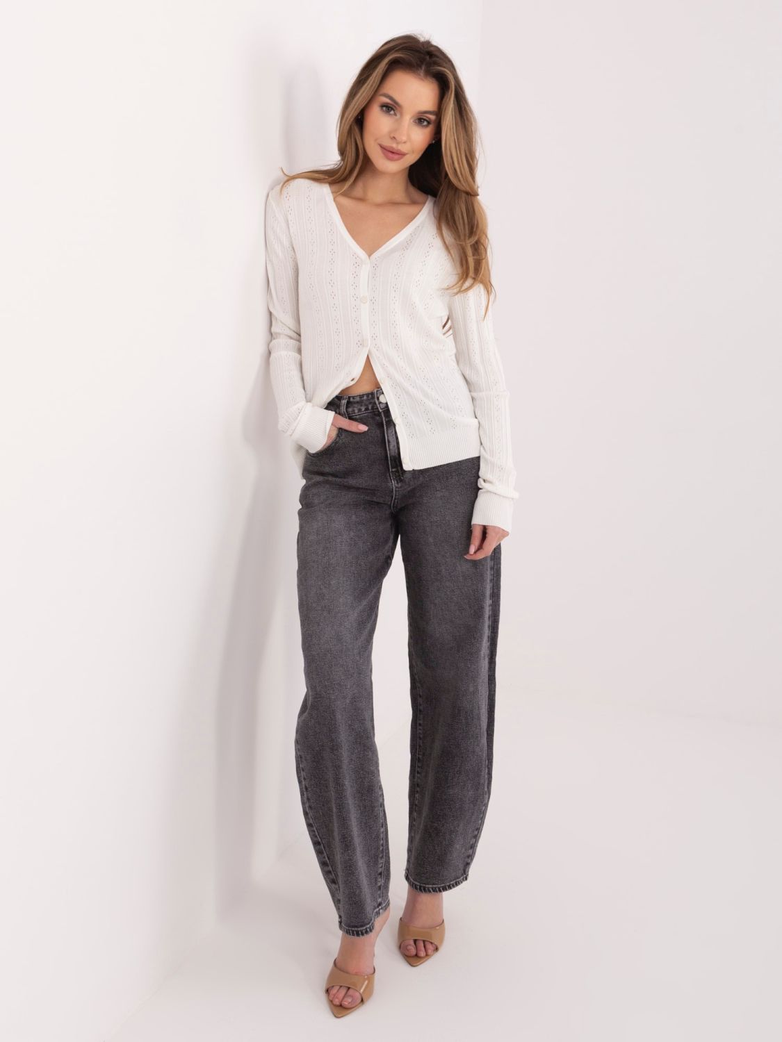 Weißer Ajour-Strickpullover mit V-Ausschnitt und Knöpfen