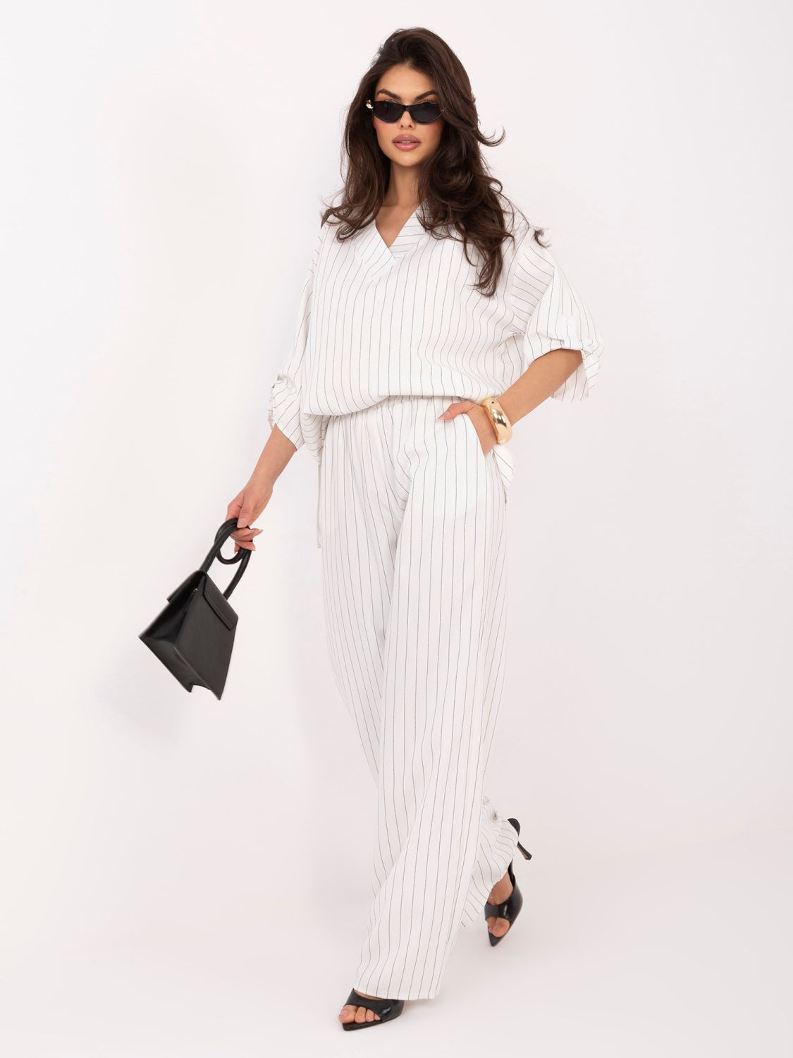 Weißes gestreiftes Set mit Bluse und weiten Hosen