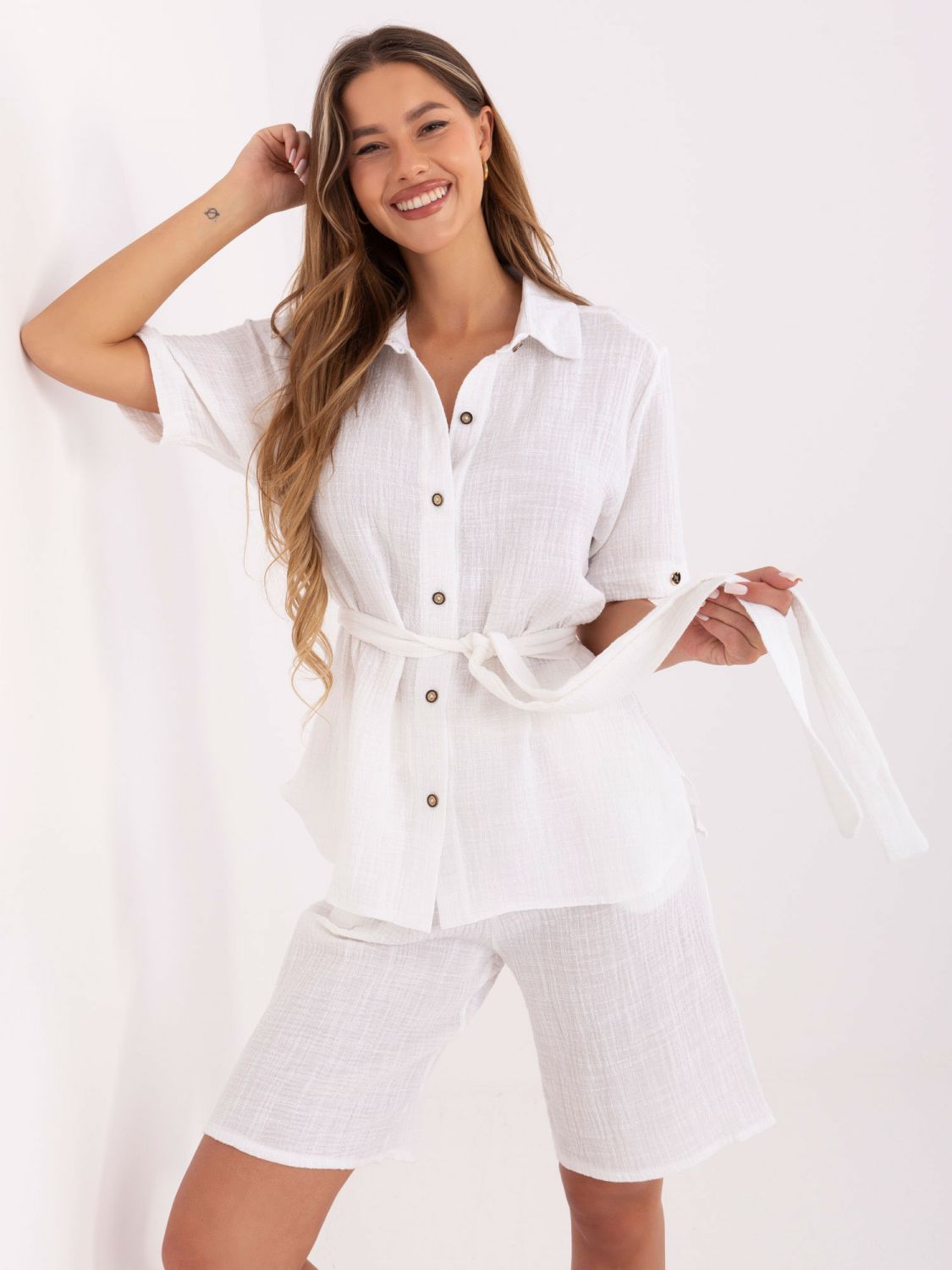 Weißes Set mit Bluse und Shorts