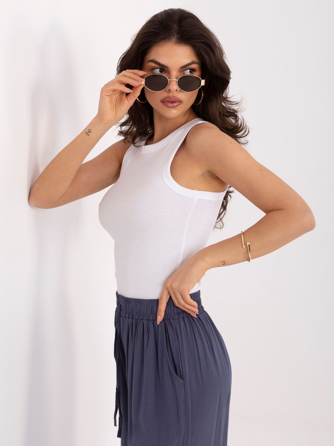 Weißes, geripptes Top ohne Ärmel