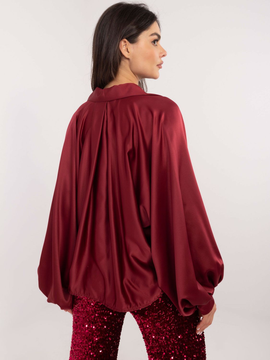 Elegantes bordeauxrotes Hemd mit Knöpfen