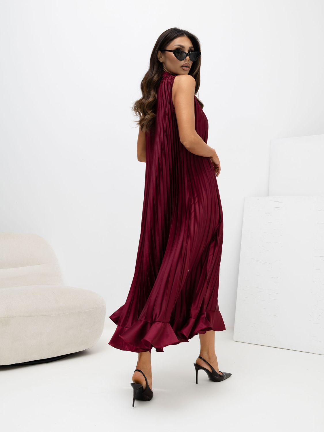 Bordeauxfarbenes Cocktail-Midikleid mit Bindegürtel und Volant
