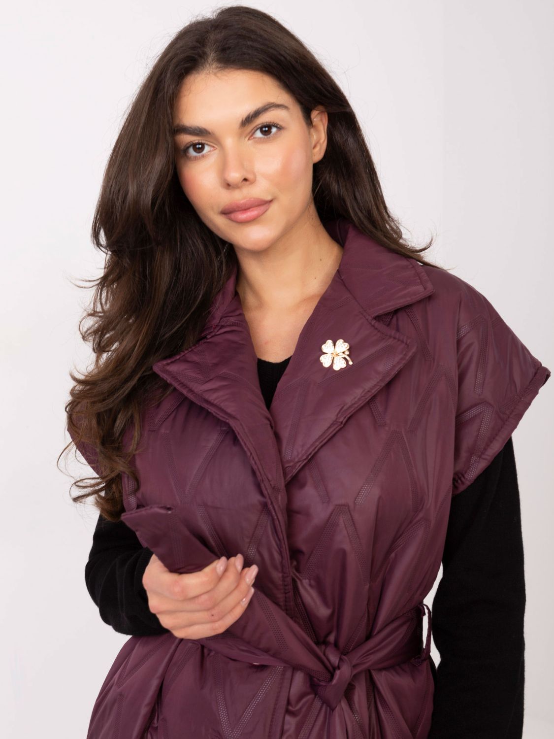 Elegante bordeauxrote Steppweste mit Gürtel