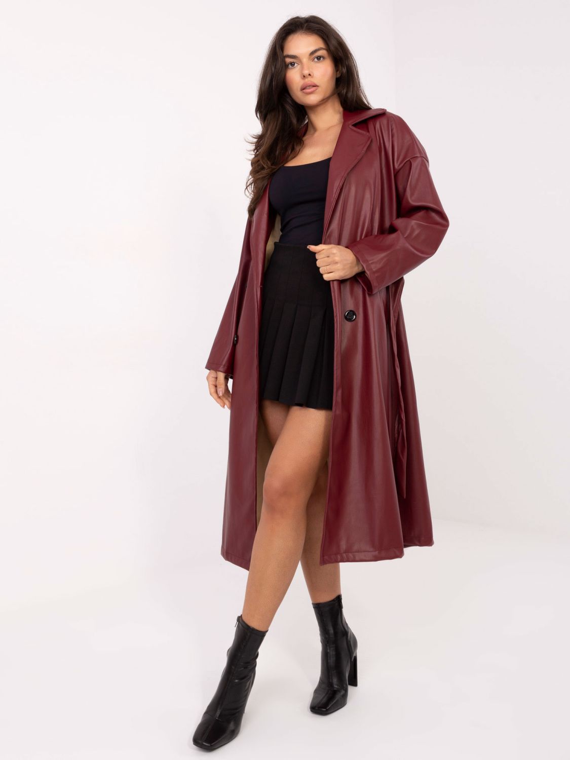 Bordeauxfarbener Übergangsmantel mit Gürtel
