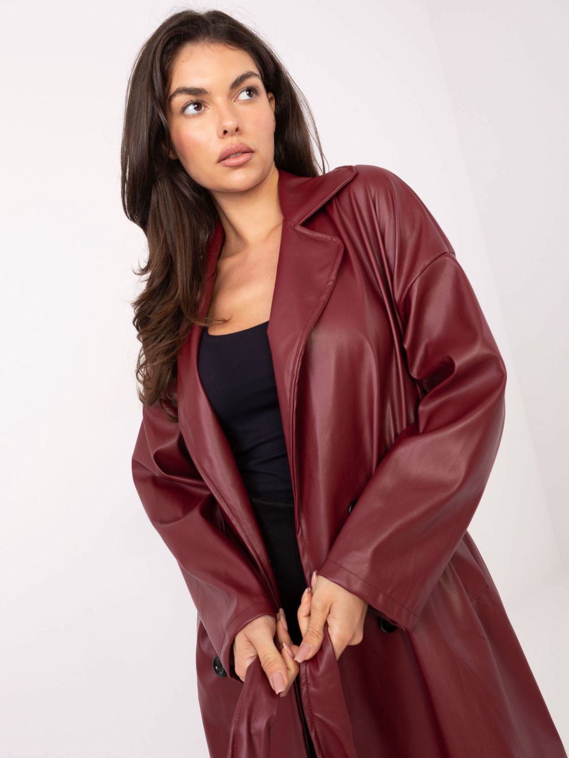 Bordeauxfarbener Übergangsmantel mit Gürtel