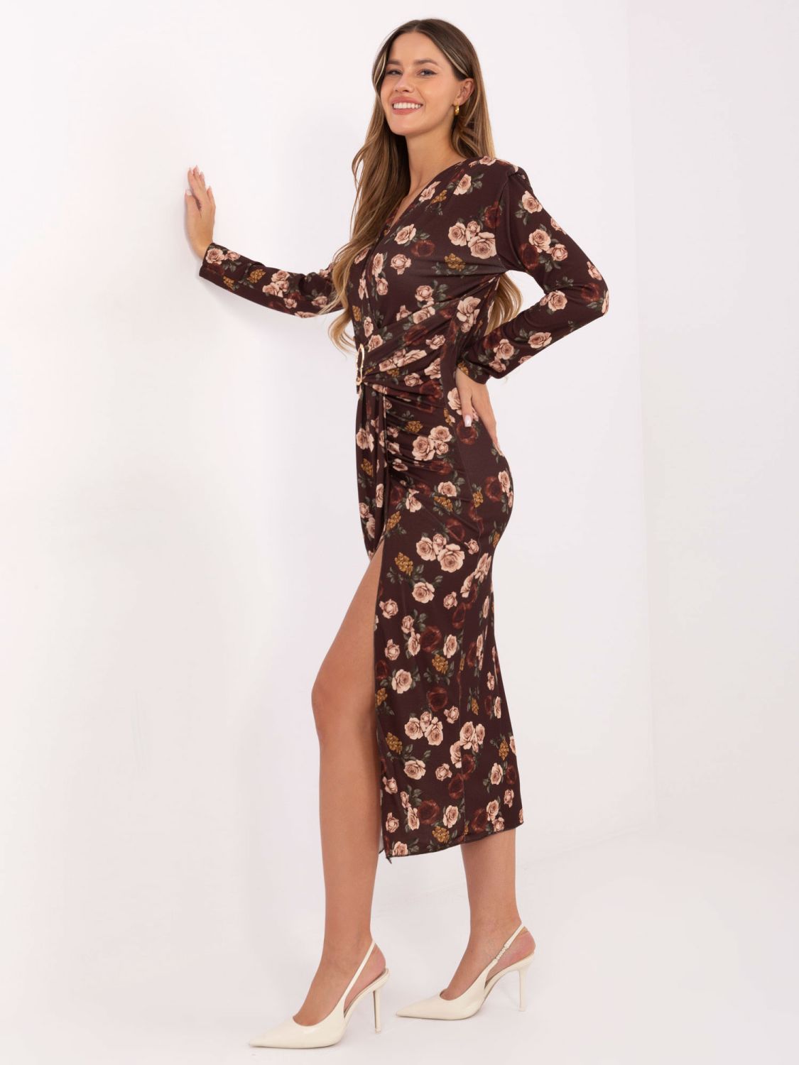 Braunes Midikleid mit Blumenmuster und Wickelausschnitt