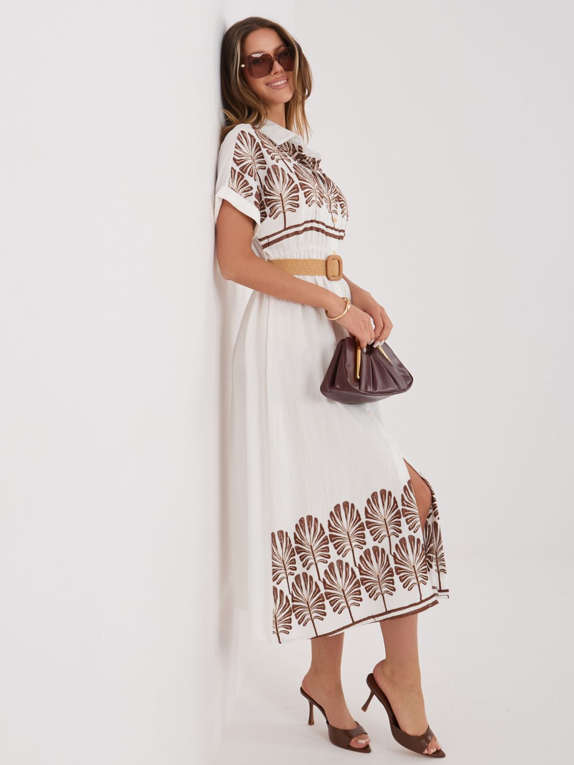 Weiß-braunes Hemdblusenkleid mit Stickerei und Gürtel, midi