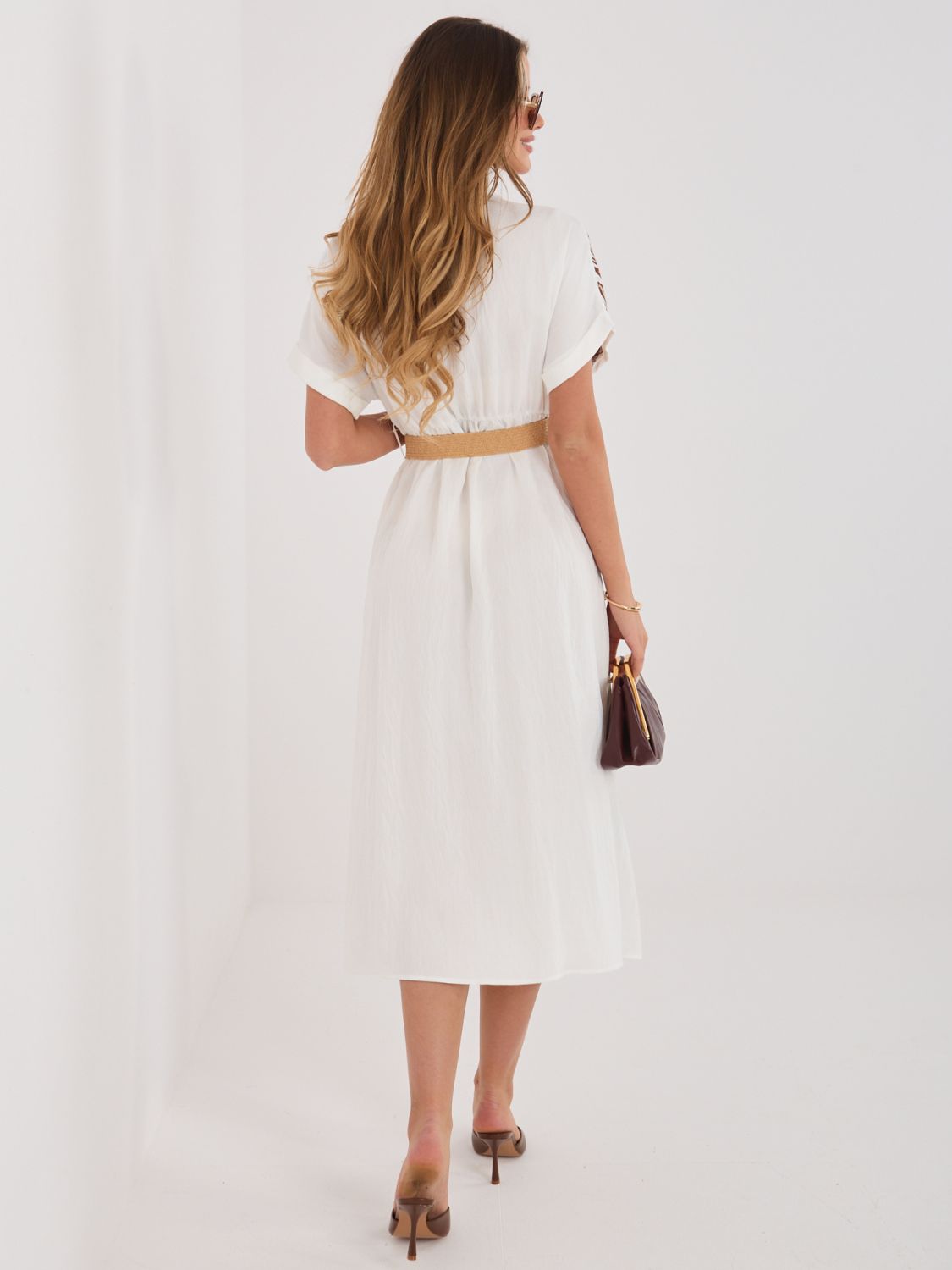 Weiß-braunes Hemdblusenkleid mit Stickerei und Gürtel, midi