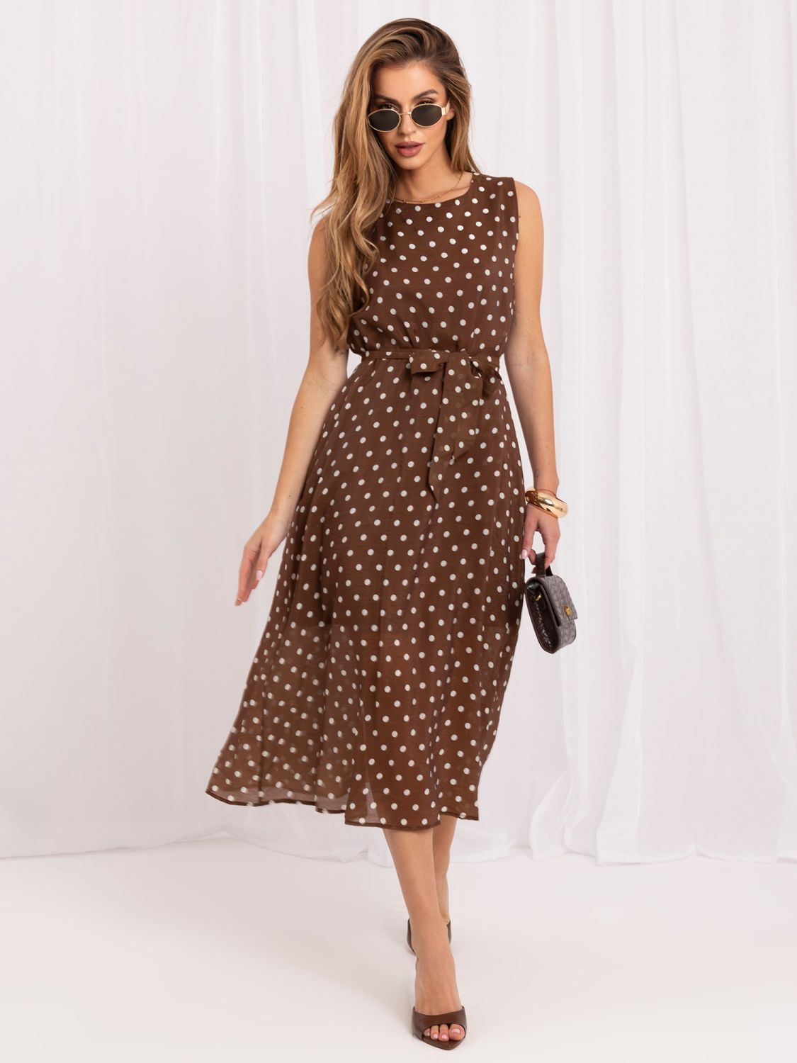 Braunes Midi-Kleid mit Punkten und Gürtel