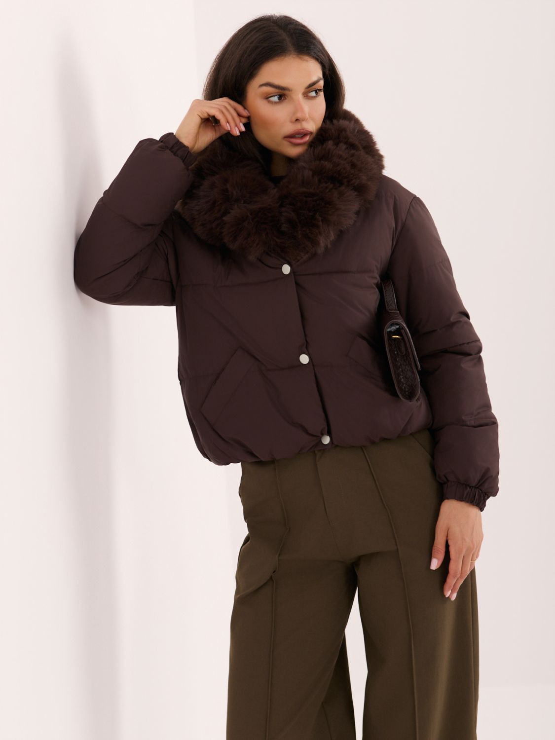 Kurze braune Steppjacke mit Stehkragen