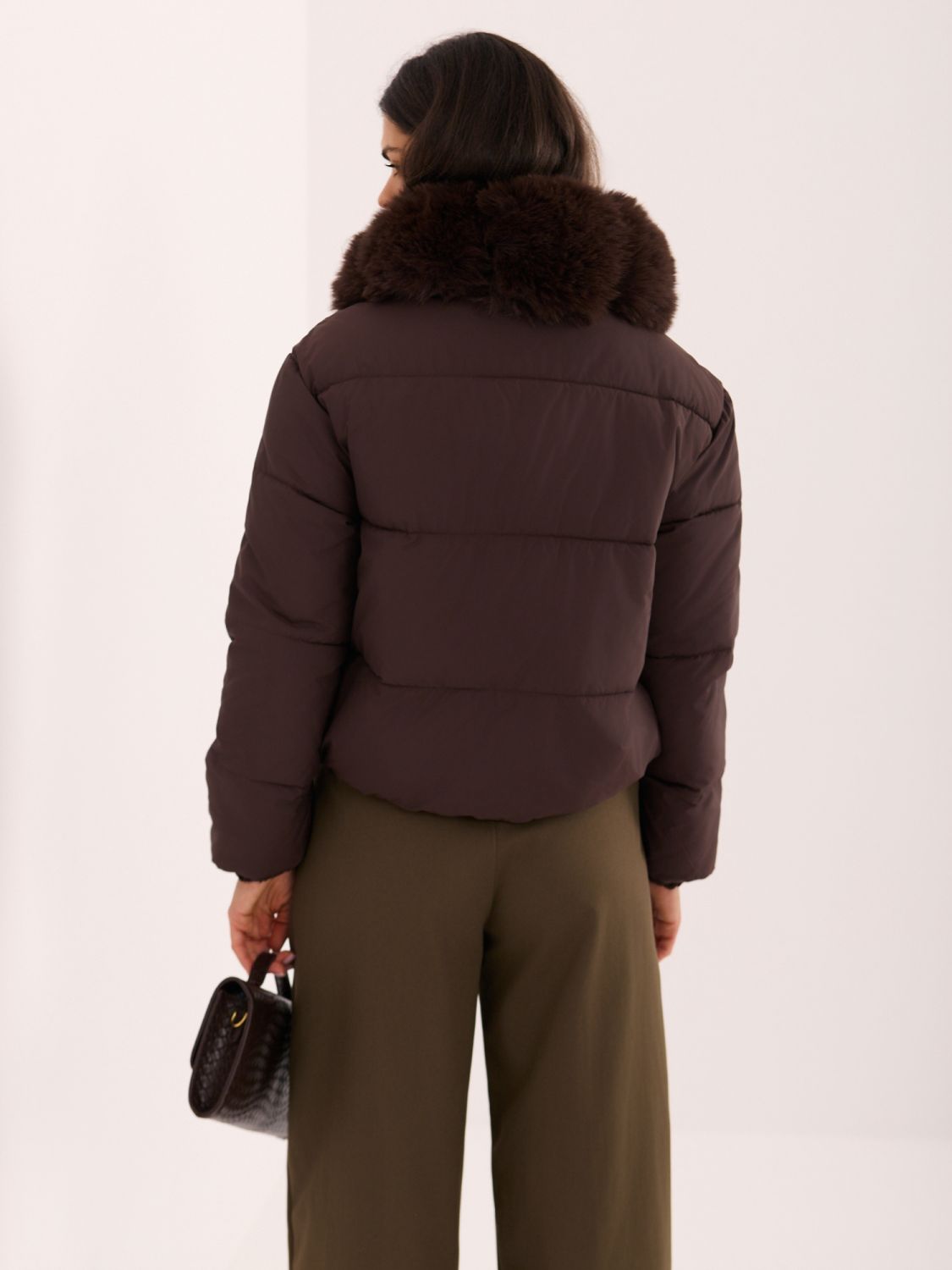 Kurze braune Steppjacke mit Stehkragen