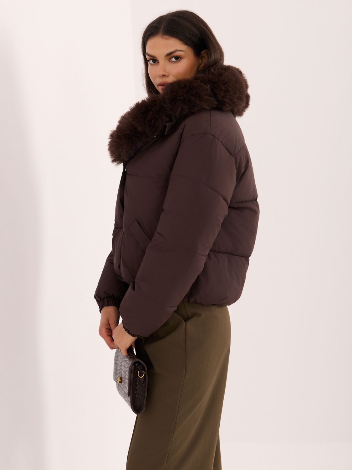 Kurze braune Steppjacke mit Stehkragen