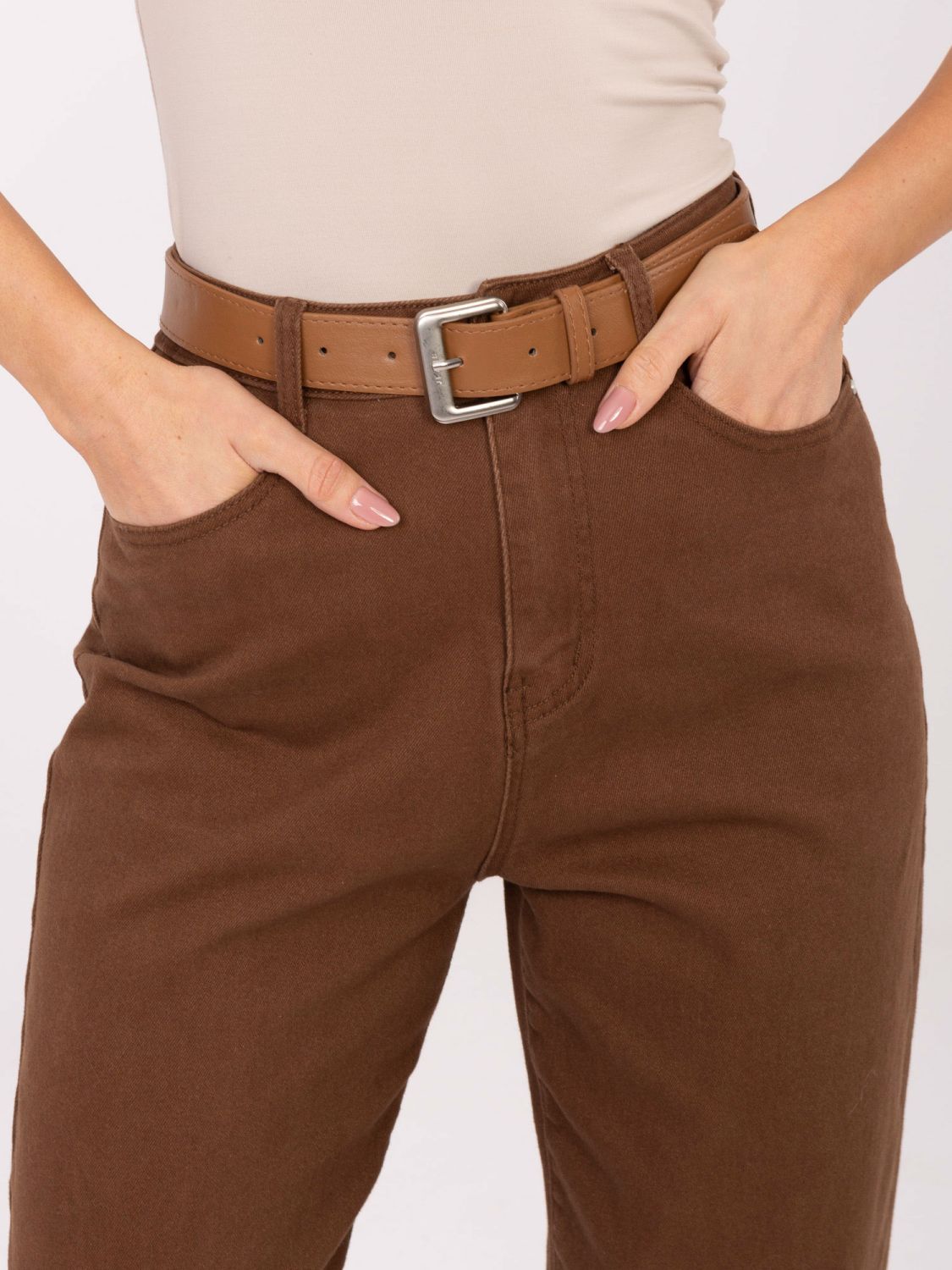 Braune Mom Jeans mit Gürtel
