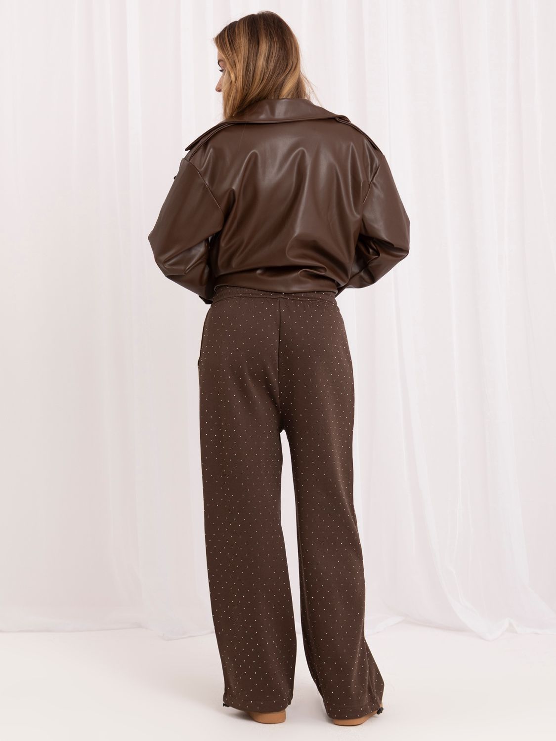 Braune weite Sweatpants mit Applikation