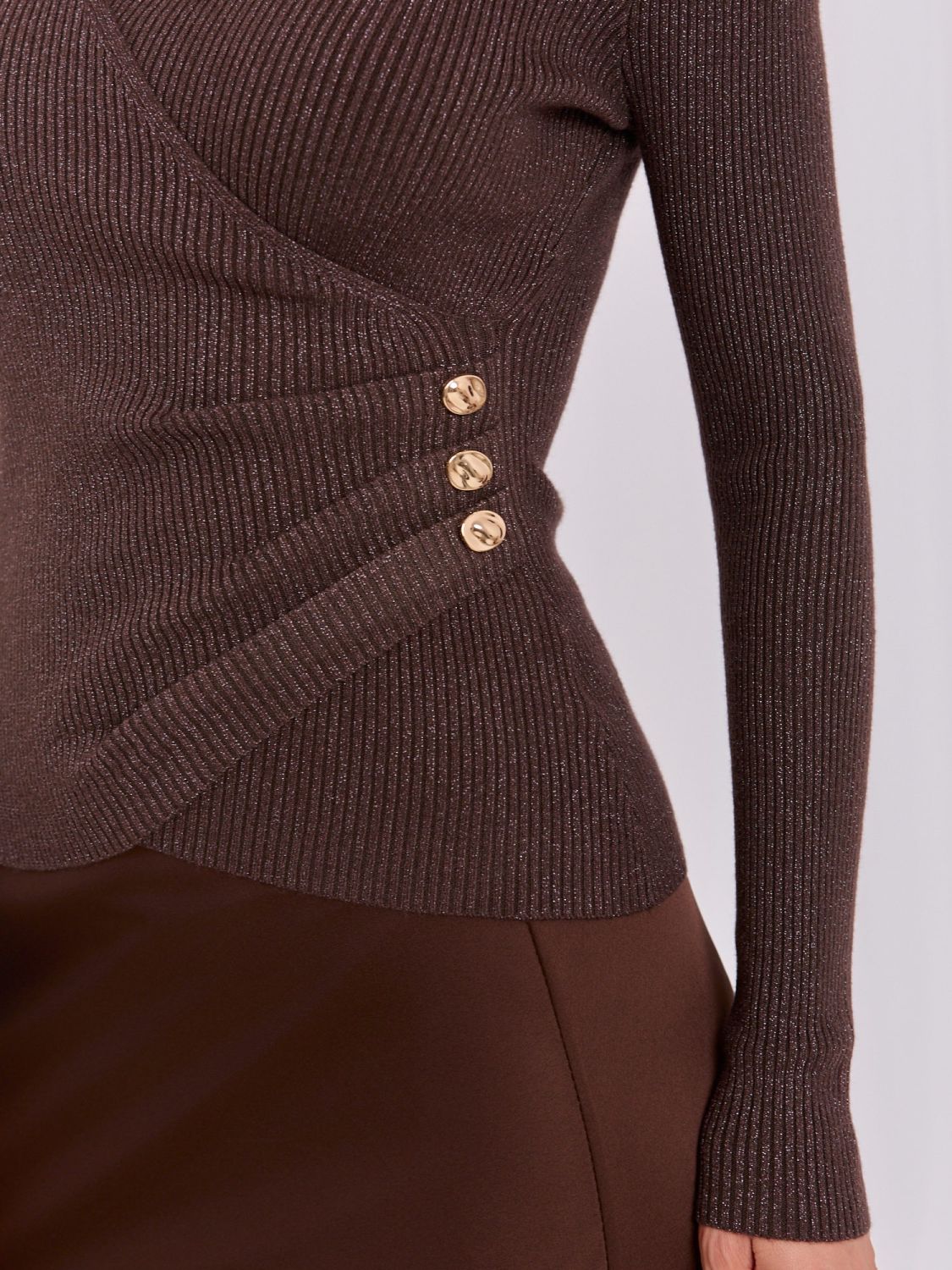 Eleganter brauner Pullover mit Wickelausschnitt