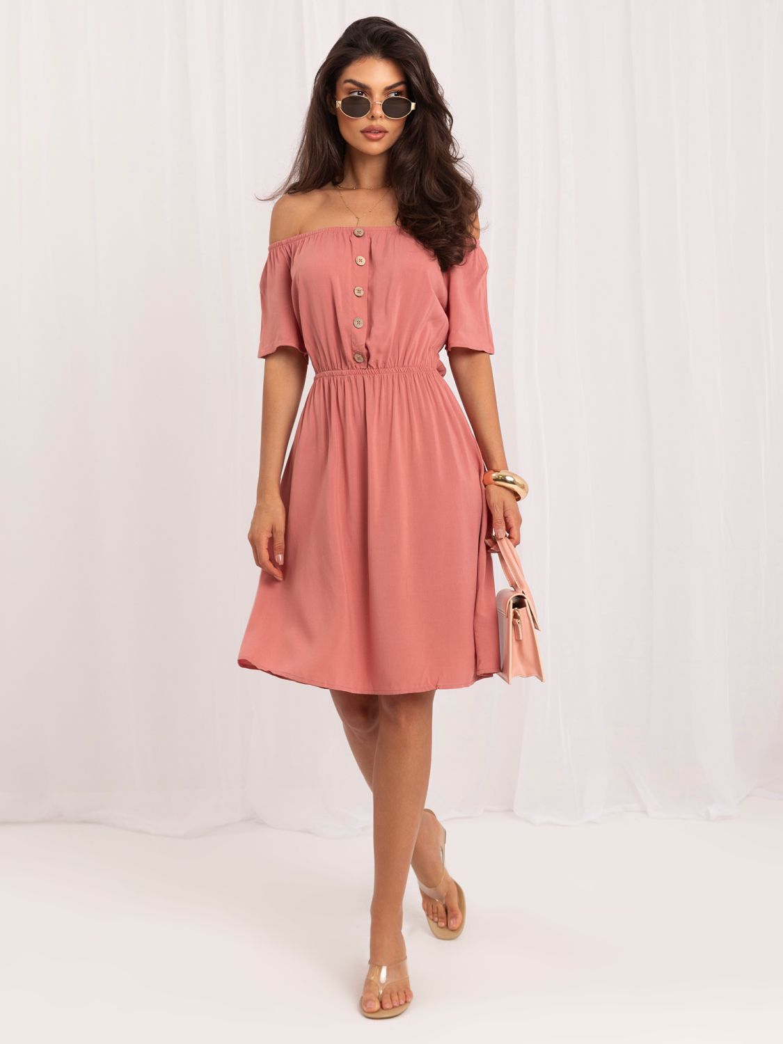 Rosa ausgestelltes Sommerkleid mit kurzen Ärmeln und Knöpfen