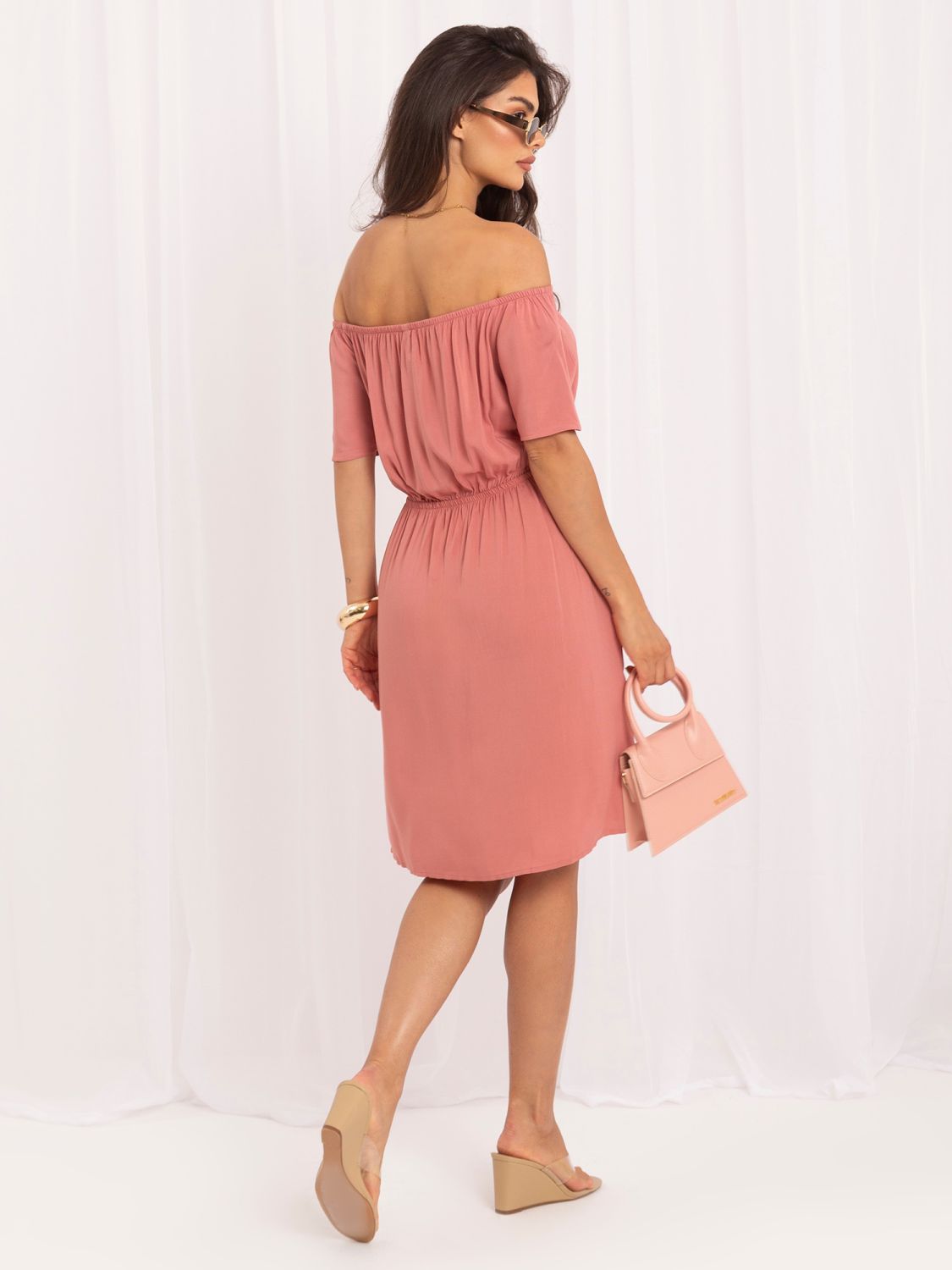 Rosa ausgestelltes Sommerkleid mit kurzen Ärmeln und Knöpfen