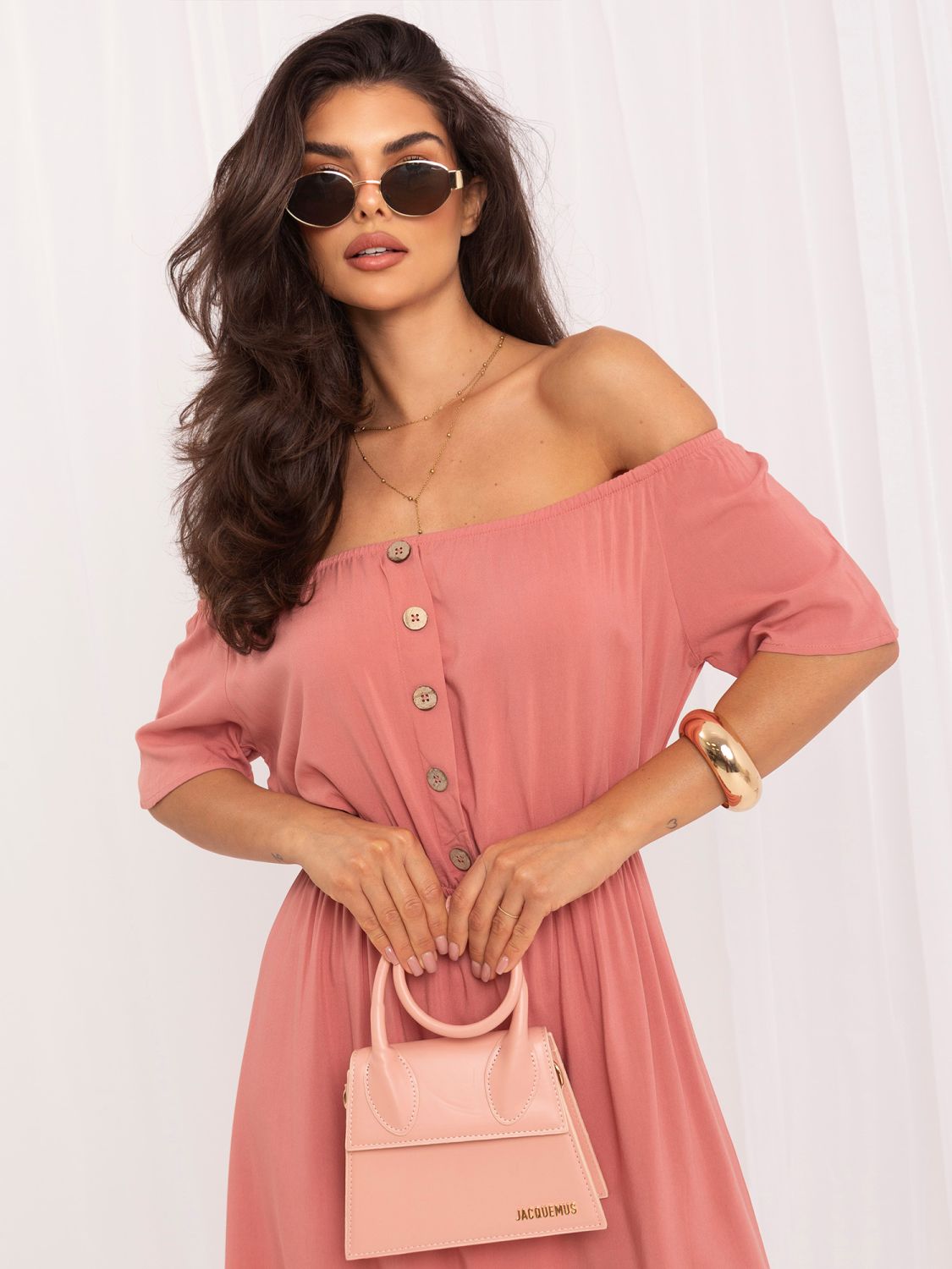 Rosa ausgestelltes Sommerkleid mit kurzen Ärmeln und Knöpfen