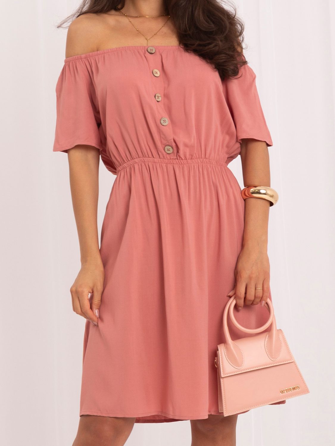 Rosa ausgestelltes Sommerkleid mit kurzen Ärmeln und Knöpfen