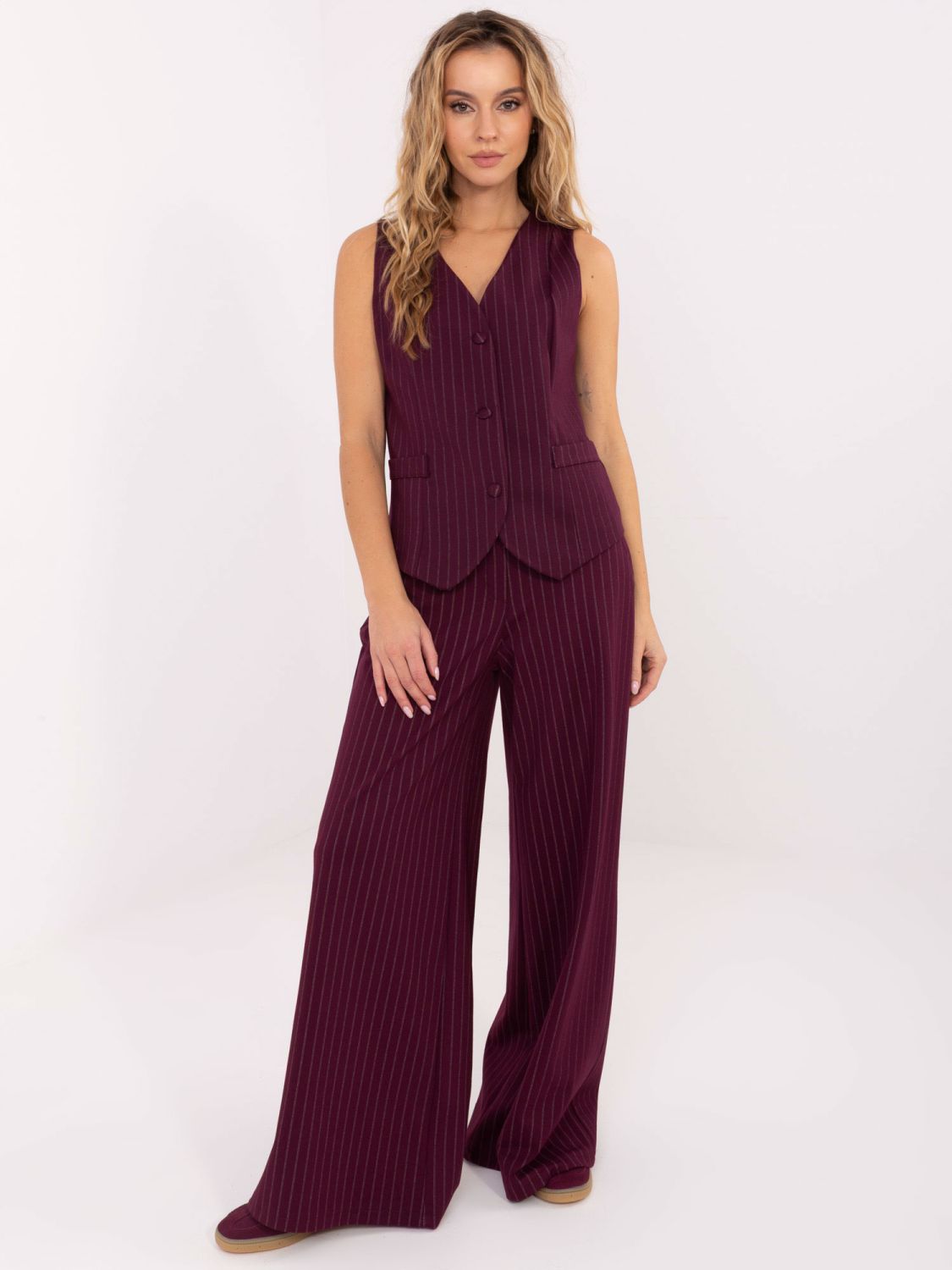 Elegante Damenweste in Bordeaux mit Streifen