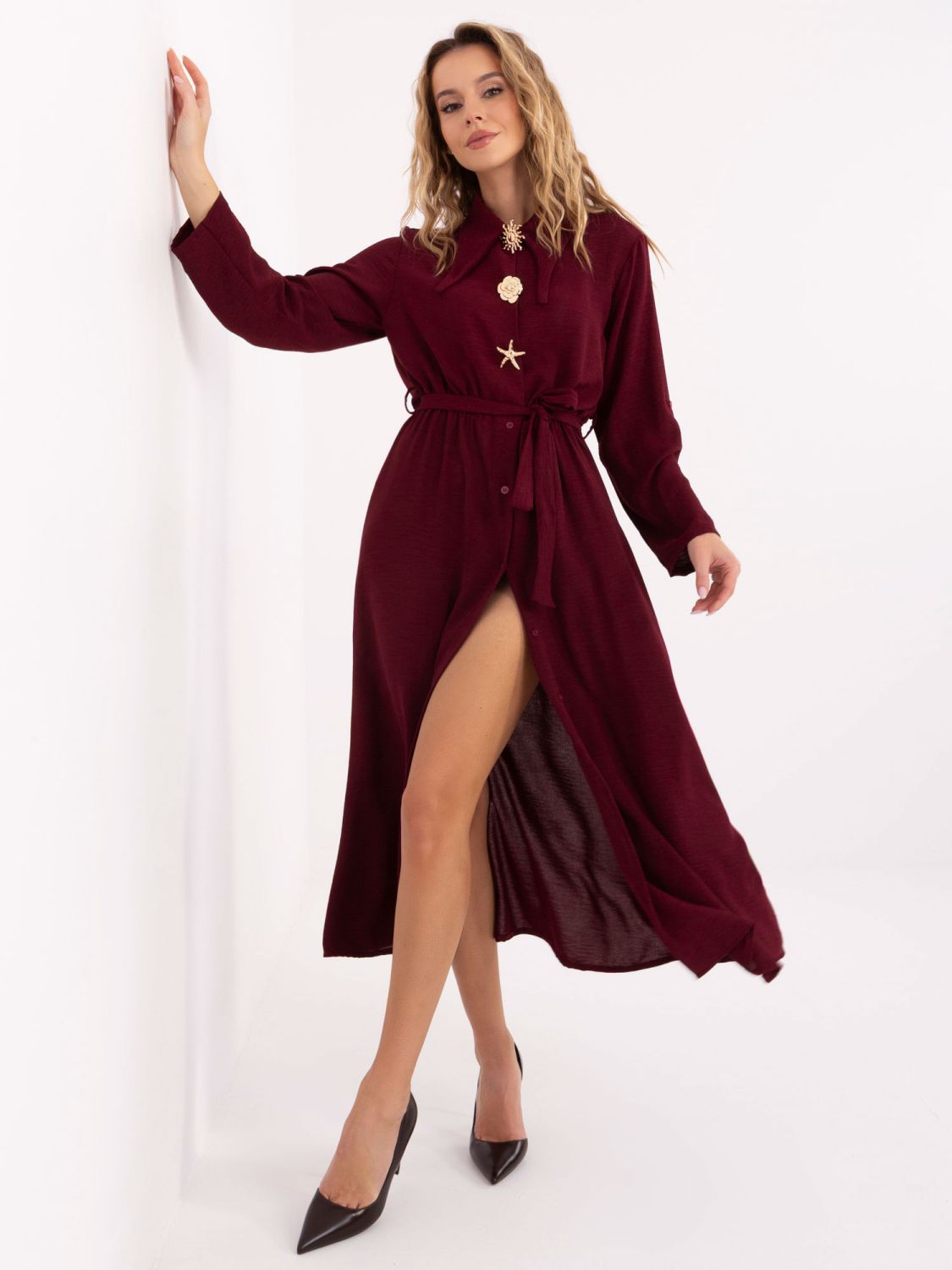 Bordeauxfarbenes ausgestelltes Midi-Kleid mit Gürtel und Brosche