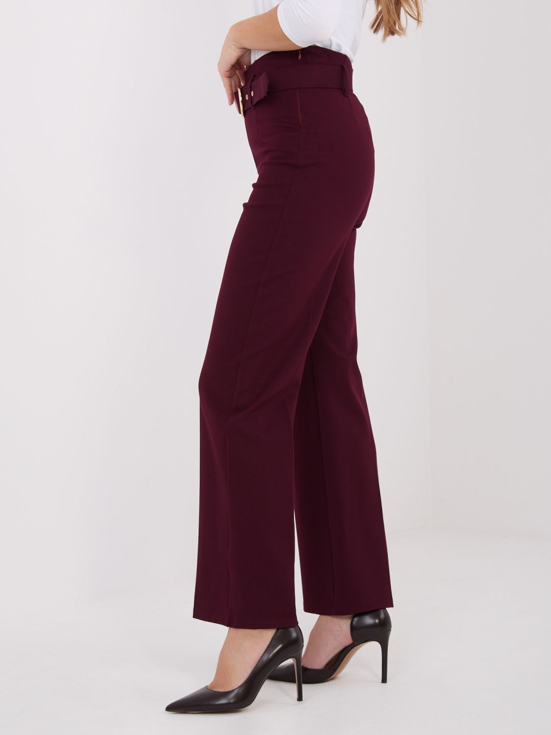 Elegante bordeauxrote Hose mit hohem Bund und Gürtel