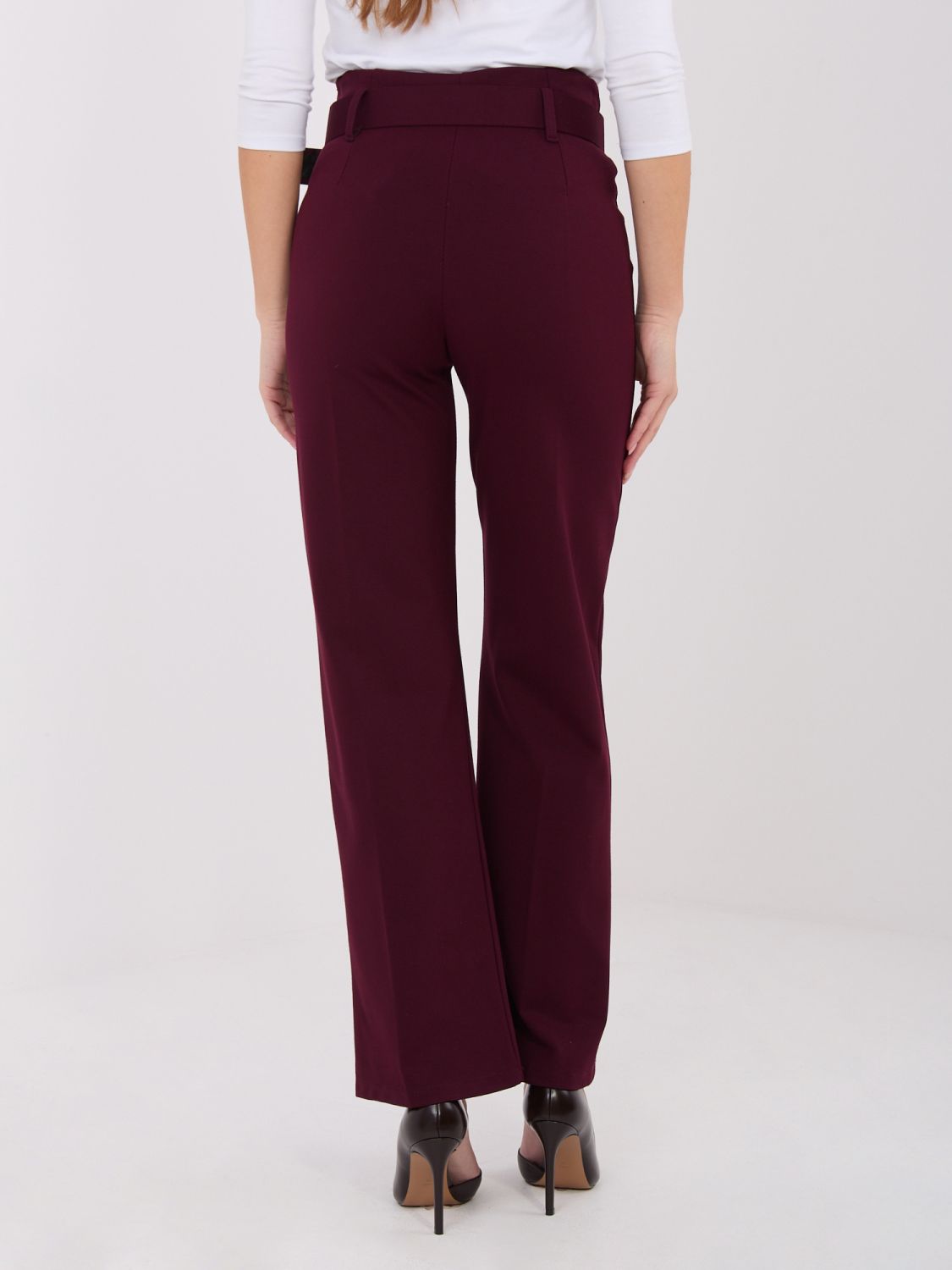 Elegante bordeauxrote Hose mit hohem Bund und Gürtel