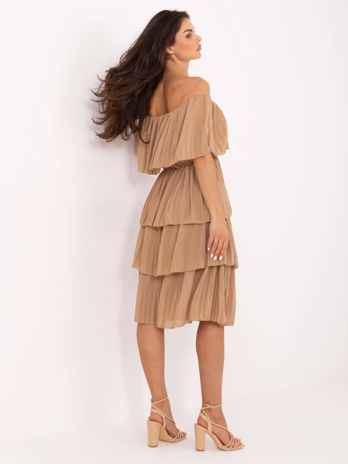 Elegantes ausgestelltes Kleid in Camel-Farbe