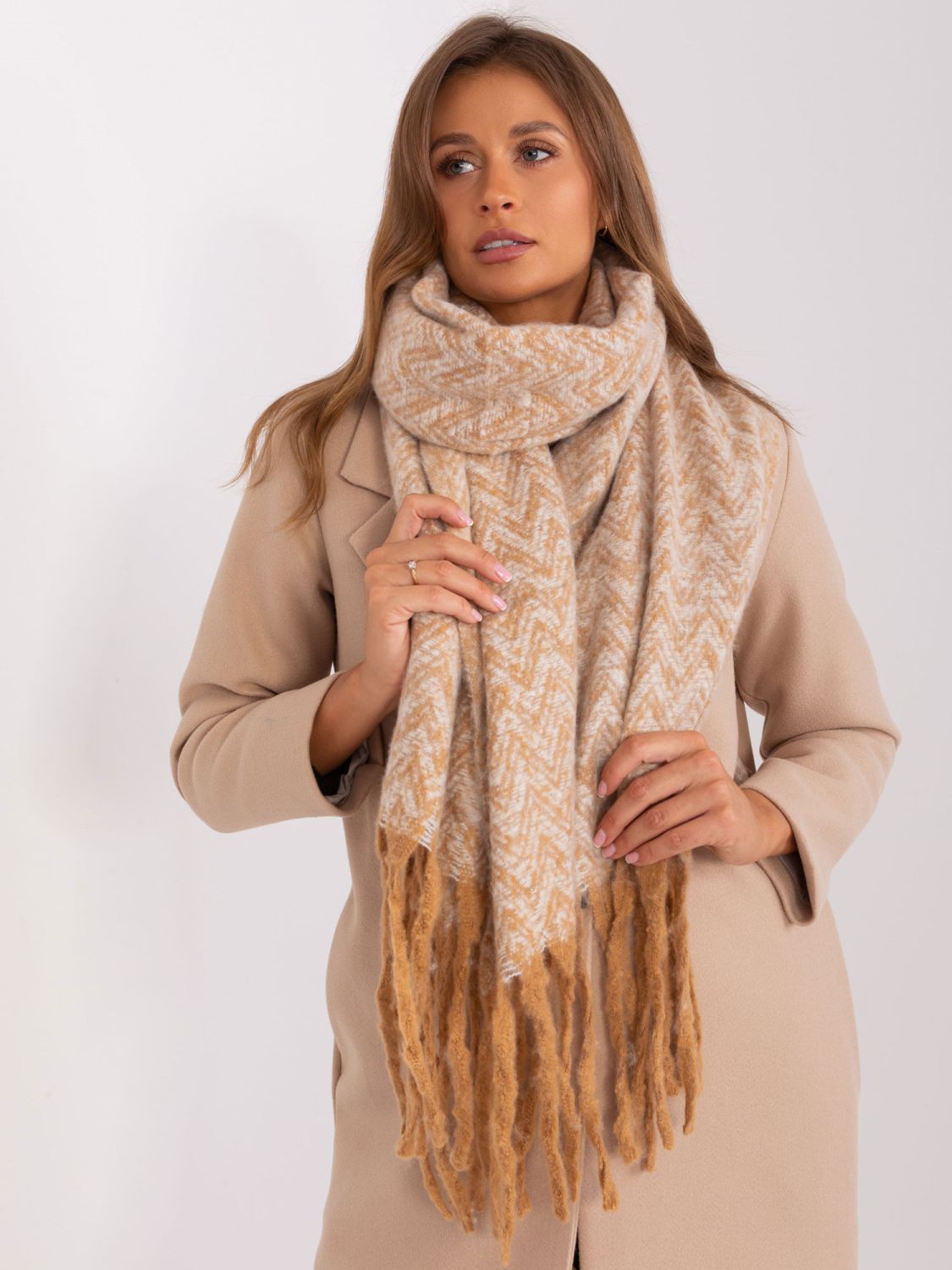 Beige geometrischer Schal mit Fransen